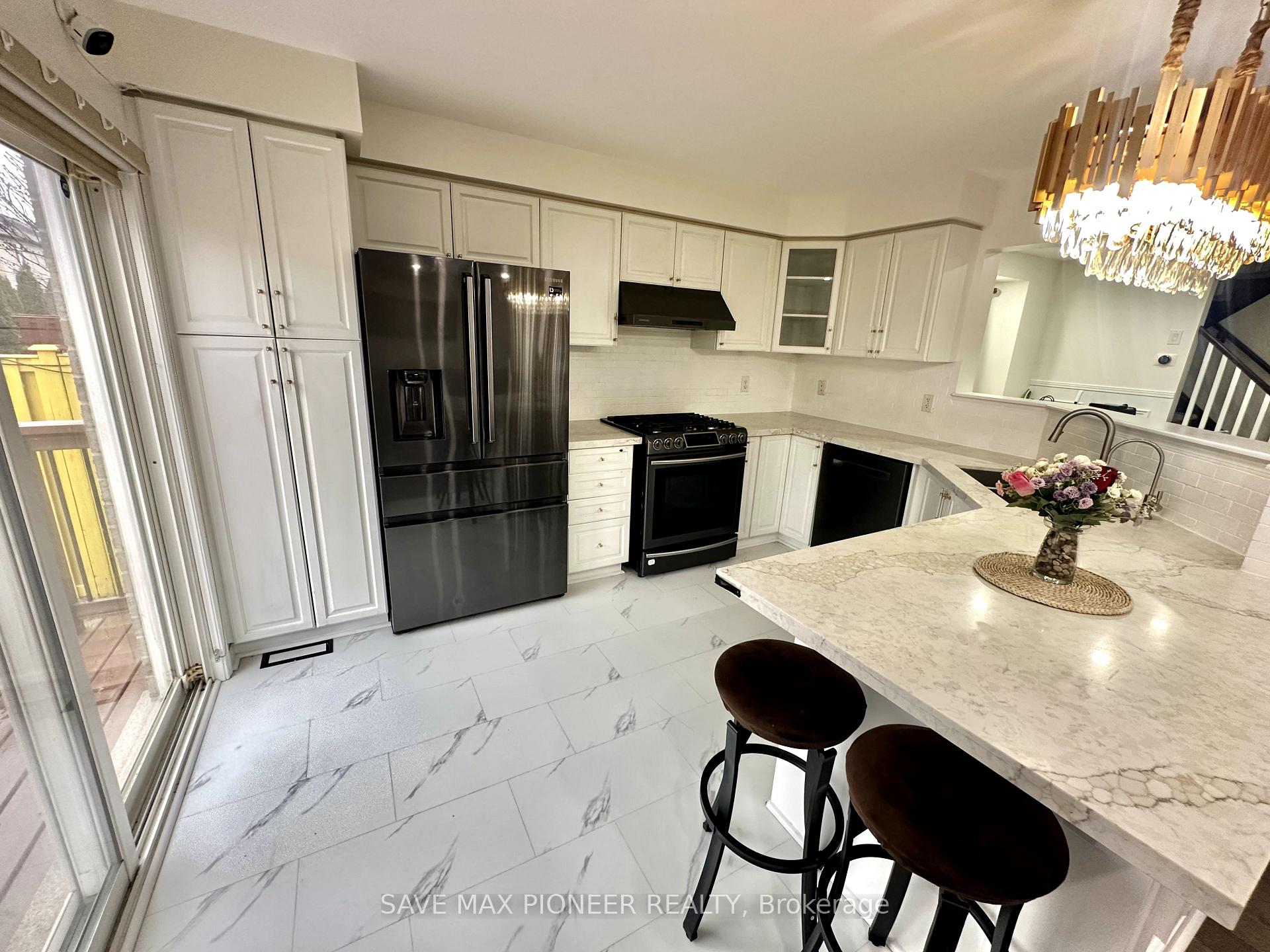 Photo 7 of 190 Holland Circle, Cambridge, Silver Heights — HOMEH