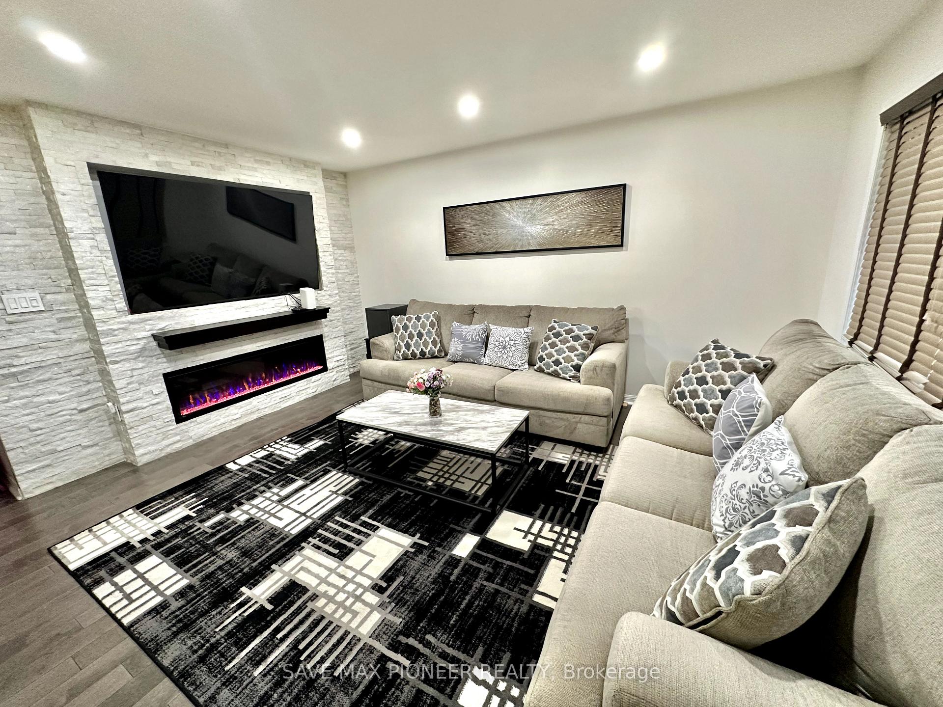 Photo 9 of 190 Holland Circle, Cambridge, Silver Heights — HOMEH