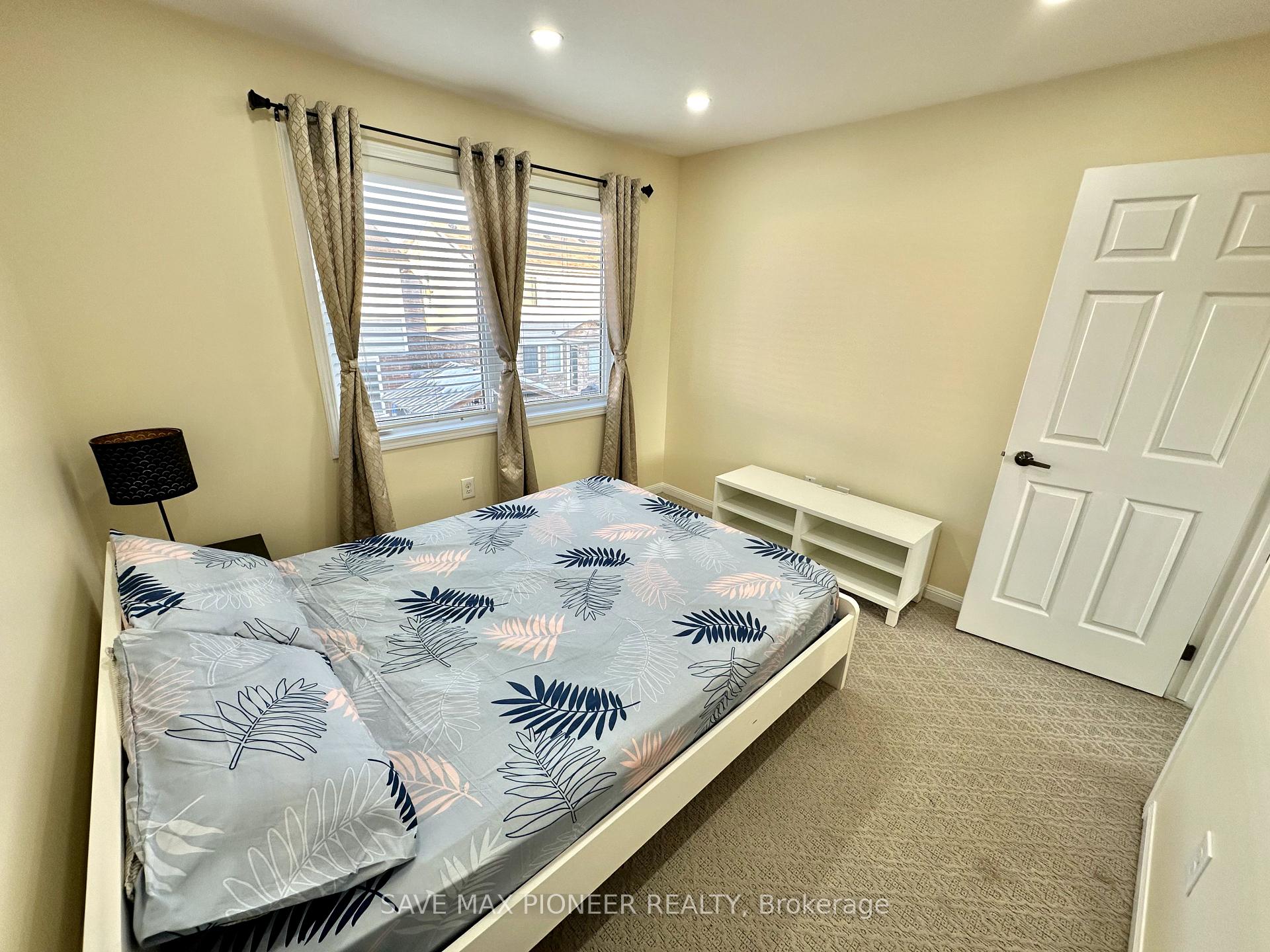 Photo 13 of 190 Holland Circle, Cambridge, Silver Heights — HOMEH
