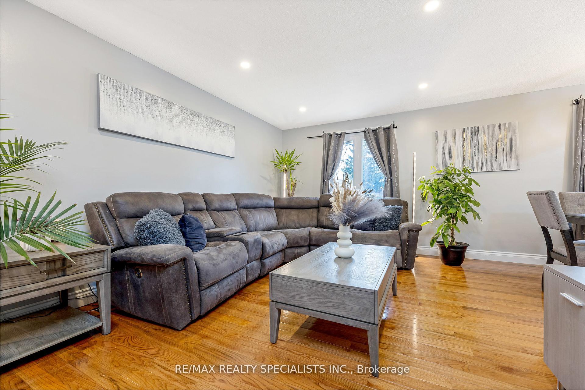 Photo 12 of 35 Forestgate Drive, Hamilton, Fessenden — HOMEH