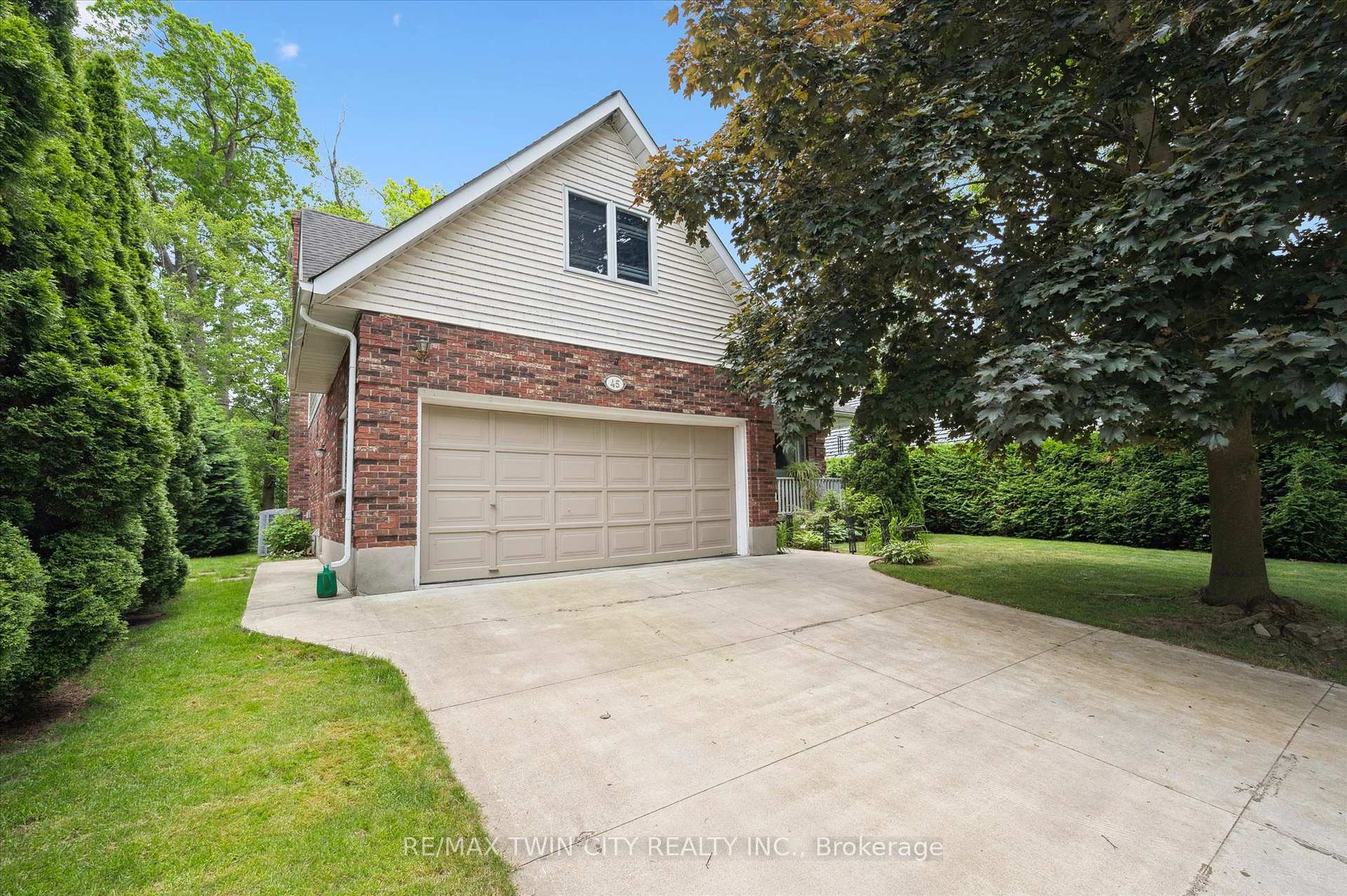 Photo 2 of 45 Applewood Crescent, Cambridge — HOMEH