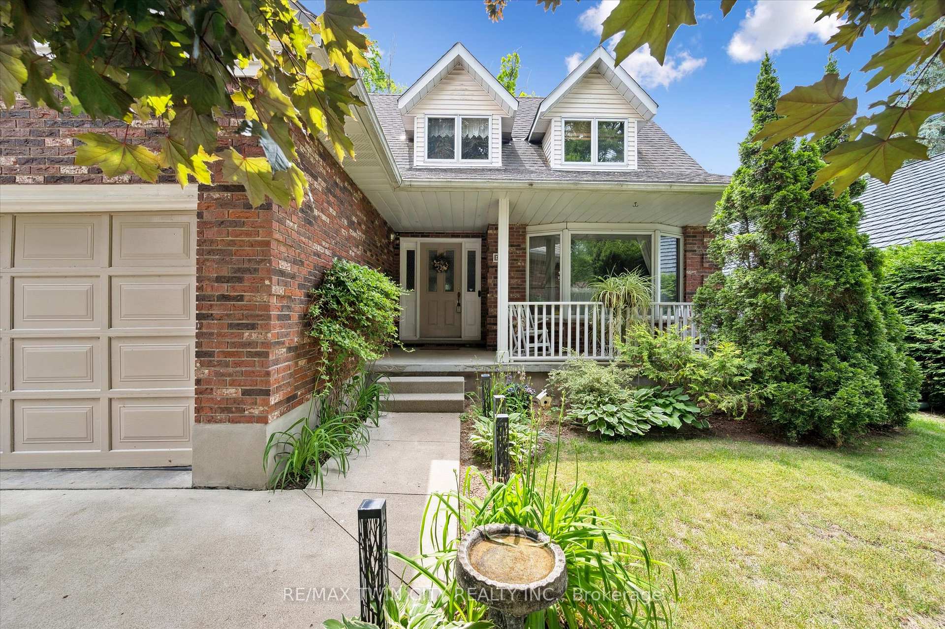 Photo 4 of 45 Applewood Crescent, Cambridge — HOMEH