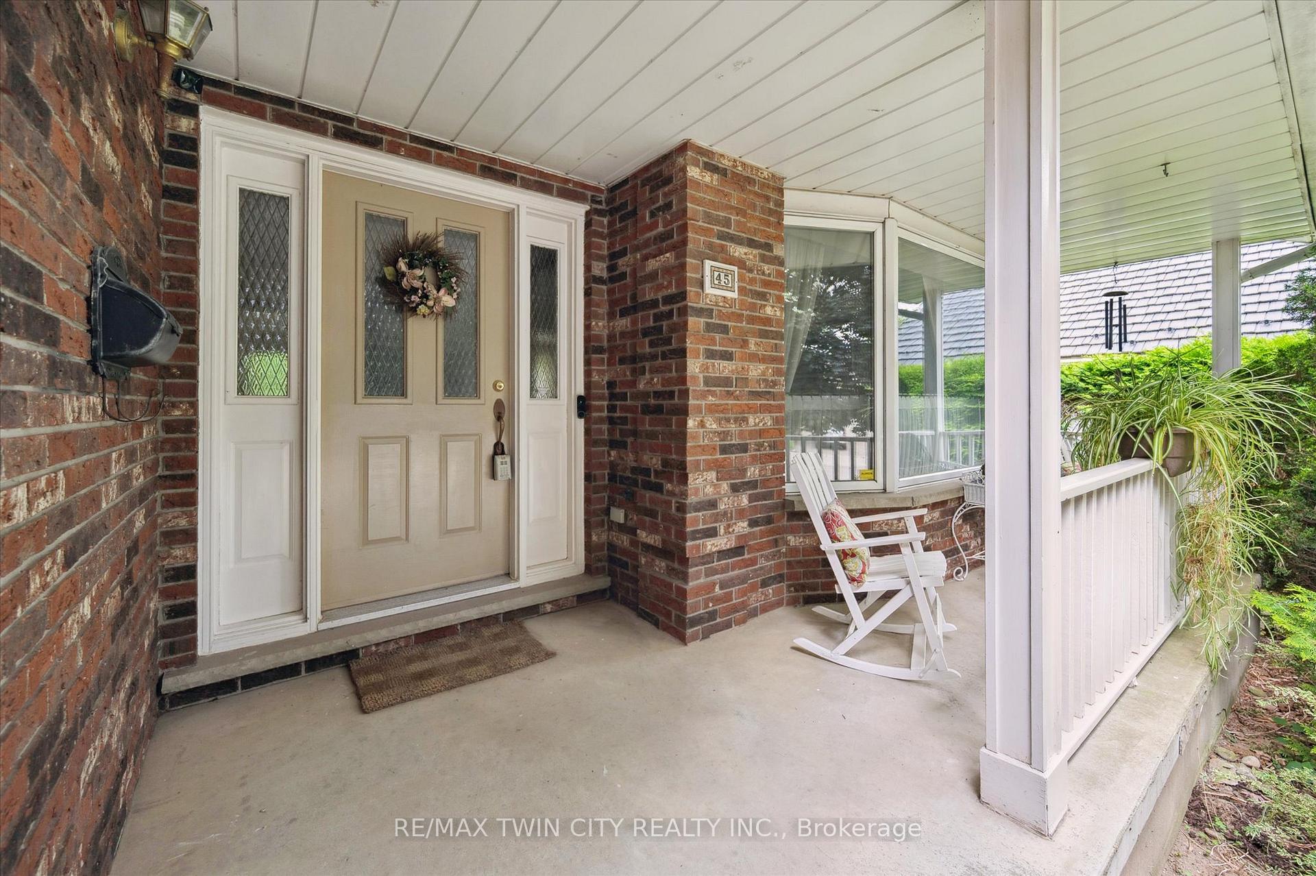 Photo 5 of 45 Applewood Crescent, Cambridge — HOMEH