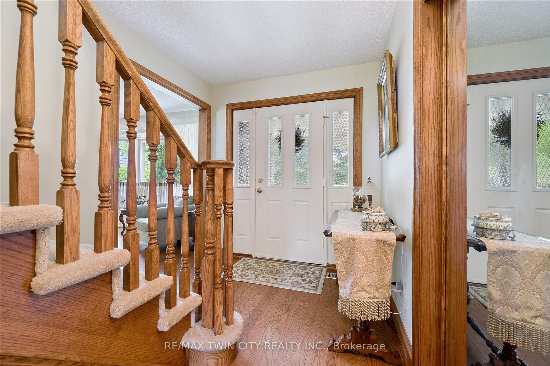 Photo 3 of 45 Applewood Crescent, Cambridge — HOMEH