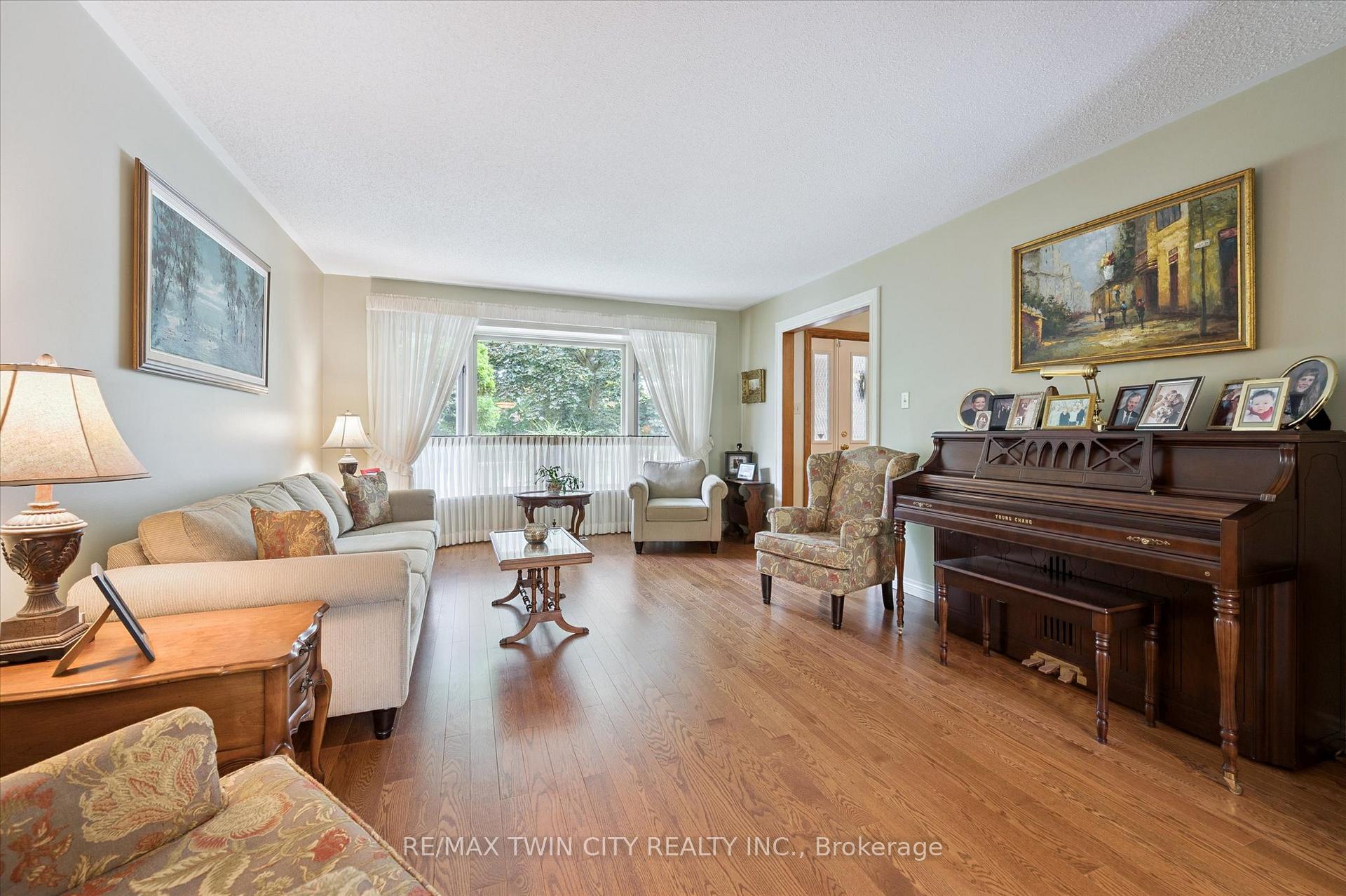 Photo 9 of 45 Applewood Crescent, Cambridge — HOMEH