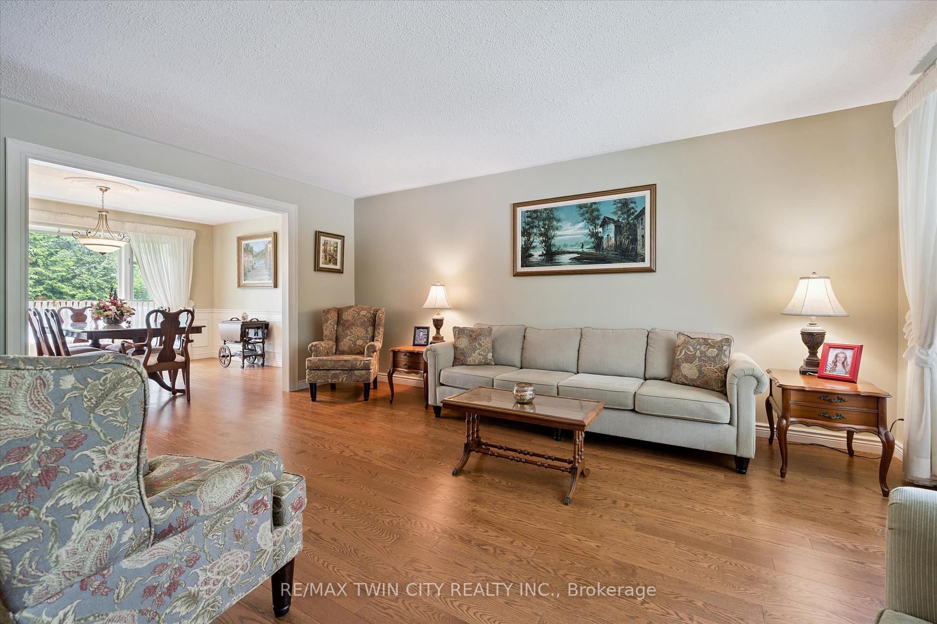 Photo 10 of 45 Applewood Crescent, Cambridge — HOMEH