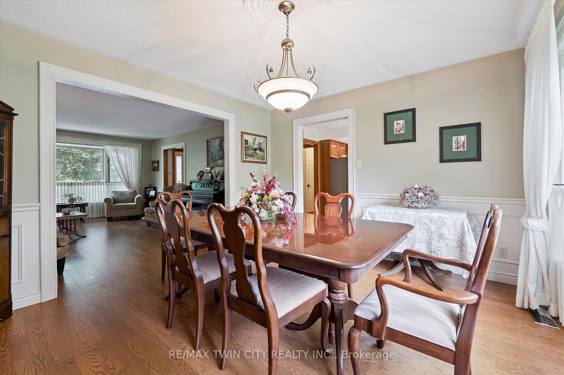 Photo 11 of 45 Applewood Crescent, Cambridge — HOMEH