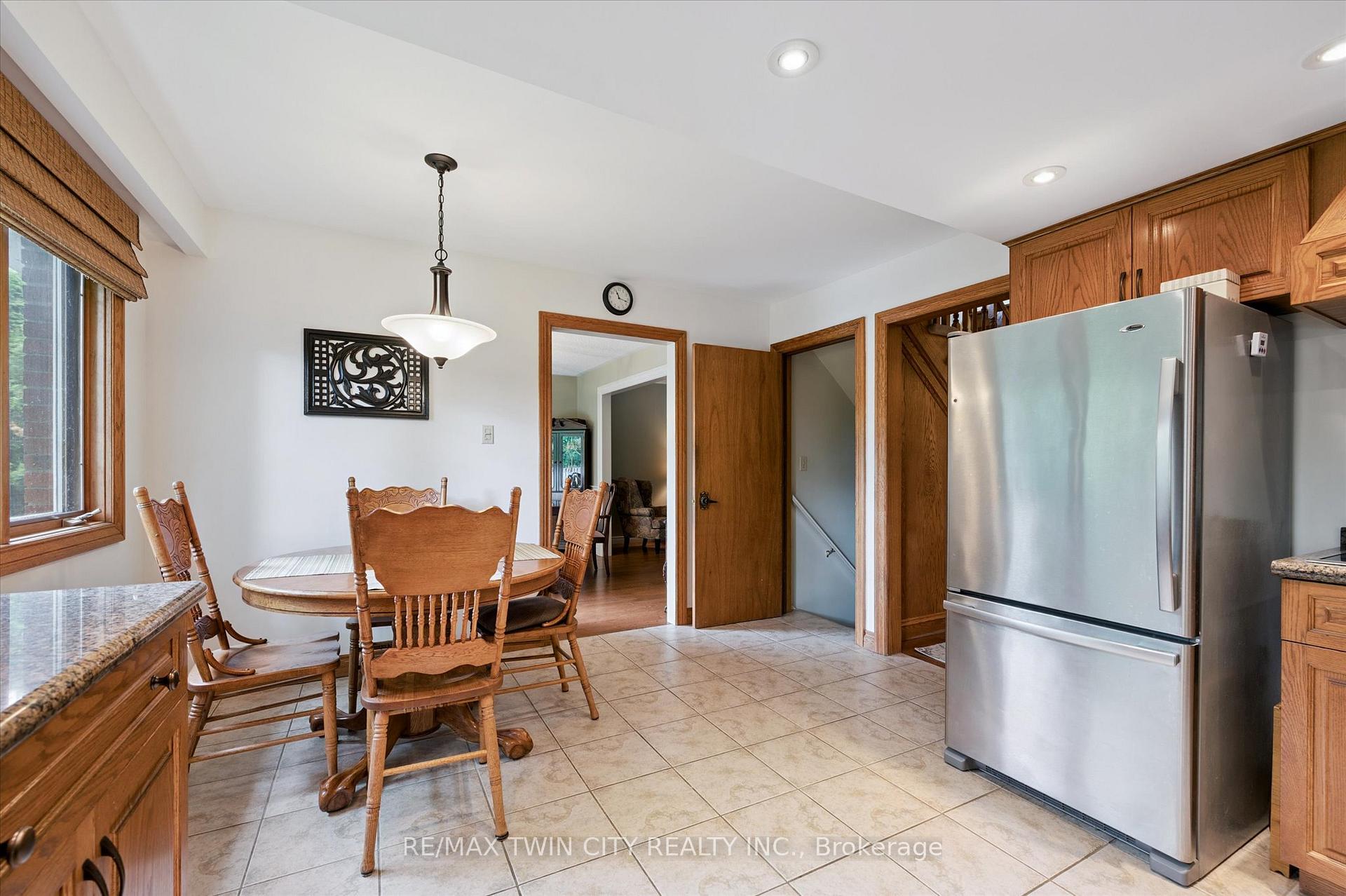 Photo 17 of 45 Applewood Crescent, Cambridge — HOMEH