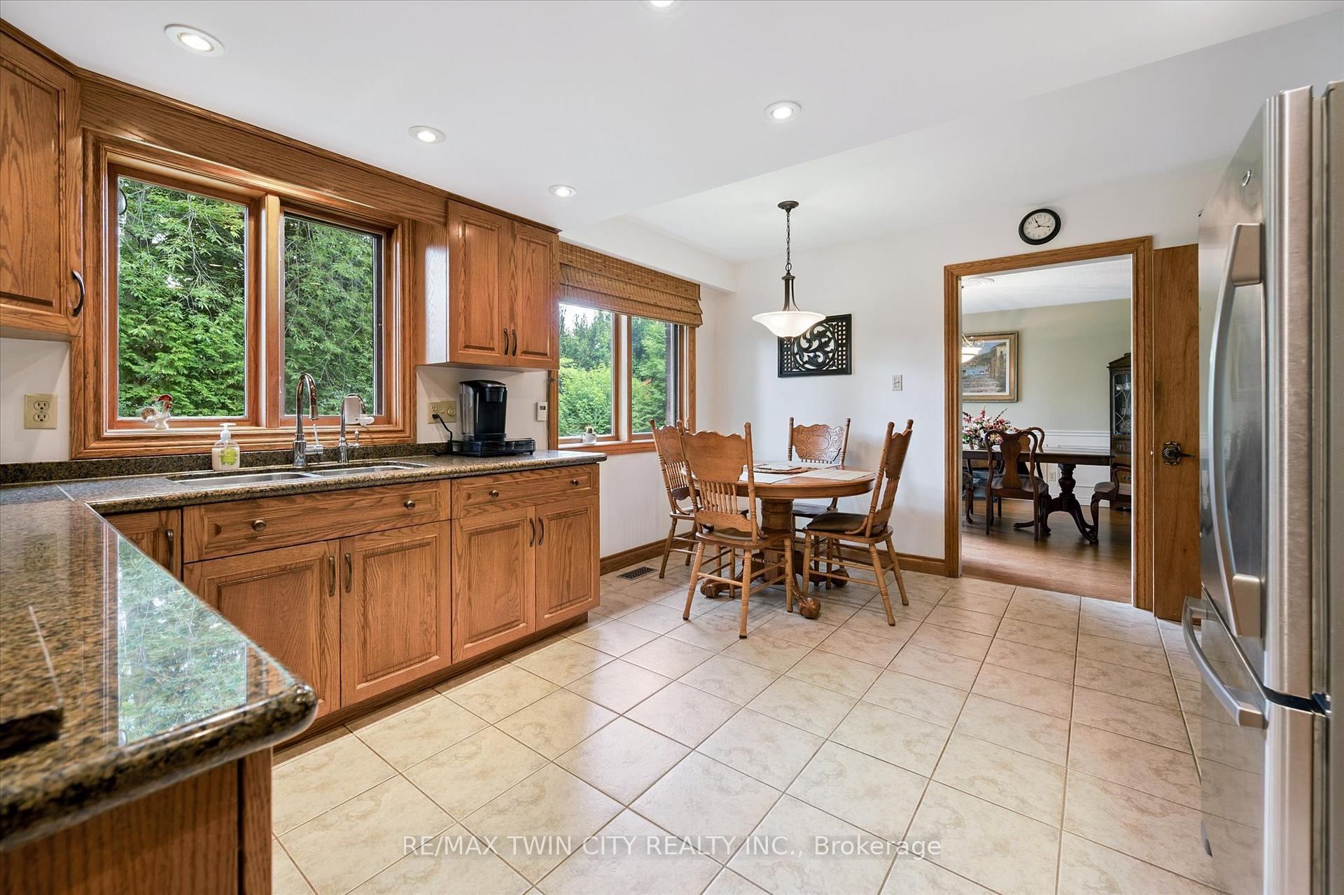 Photo 13 of 45 Applewood Crescent, Cambridge — HOMEH