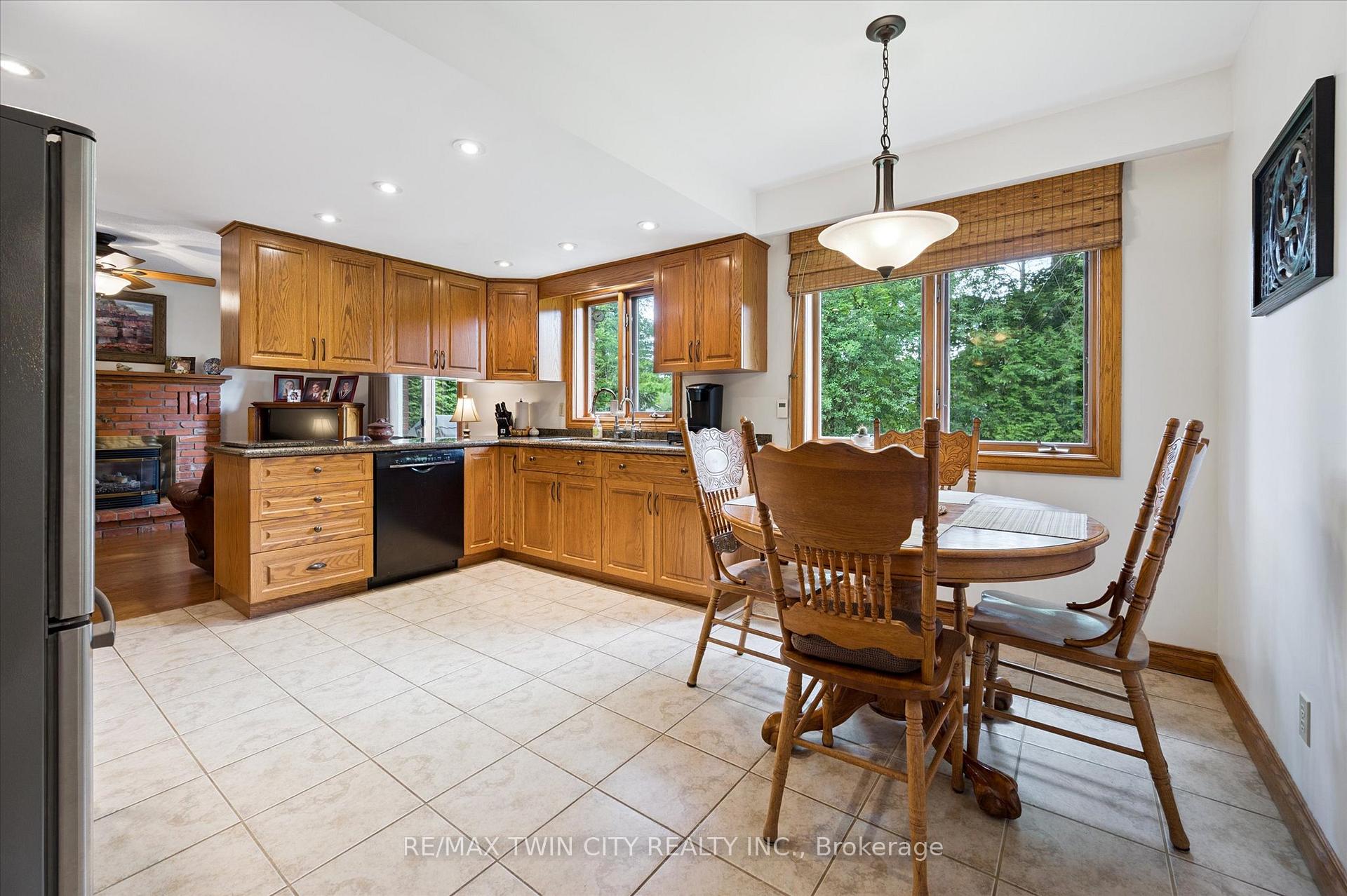 Photo 15 of 45 Applewood Crescent, Cambridge — HOMEH