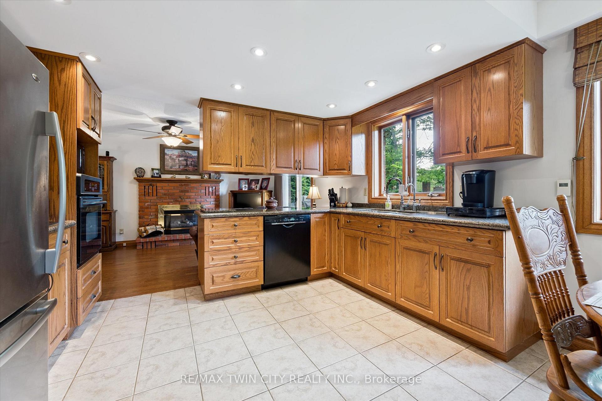 Photo 19 of 45 Applewood Crescent, Cambridge — HOMEH