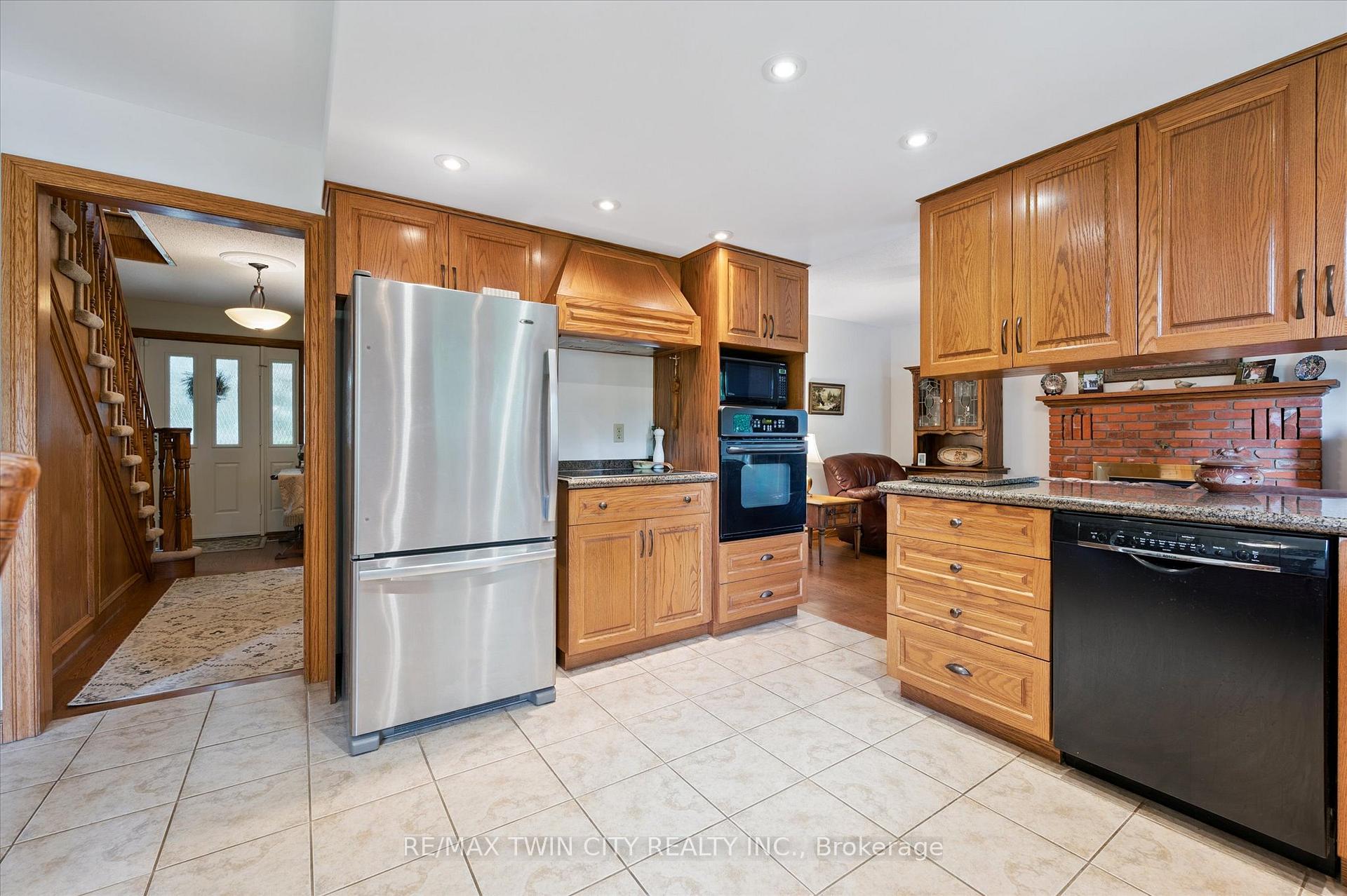 Photo 16 of 45 Applewood Crescent, Cambridge — HOMEH