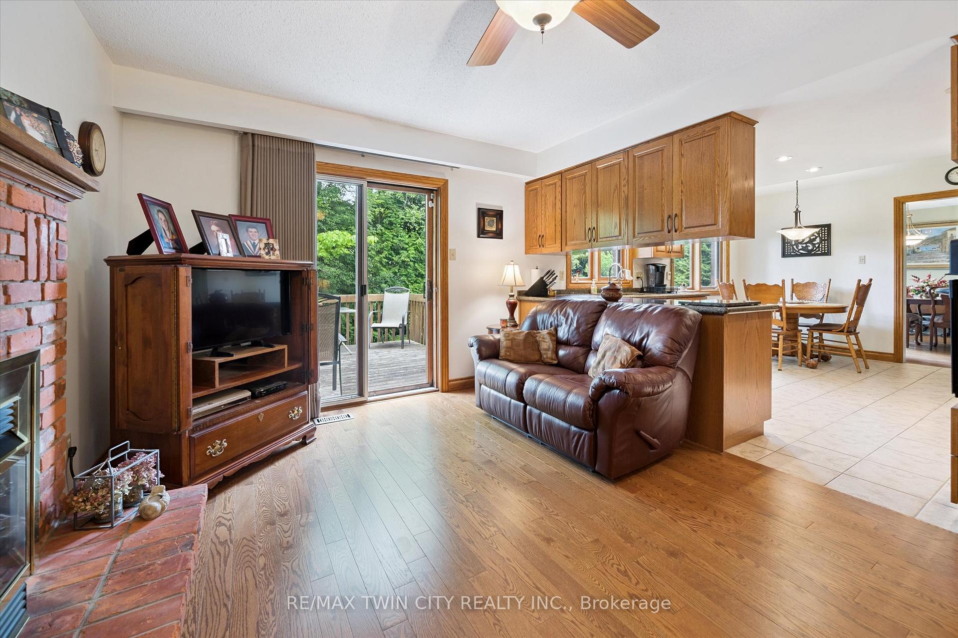 Photo 18 of 45 Applewood Crescent, Cambridge — HOMEH