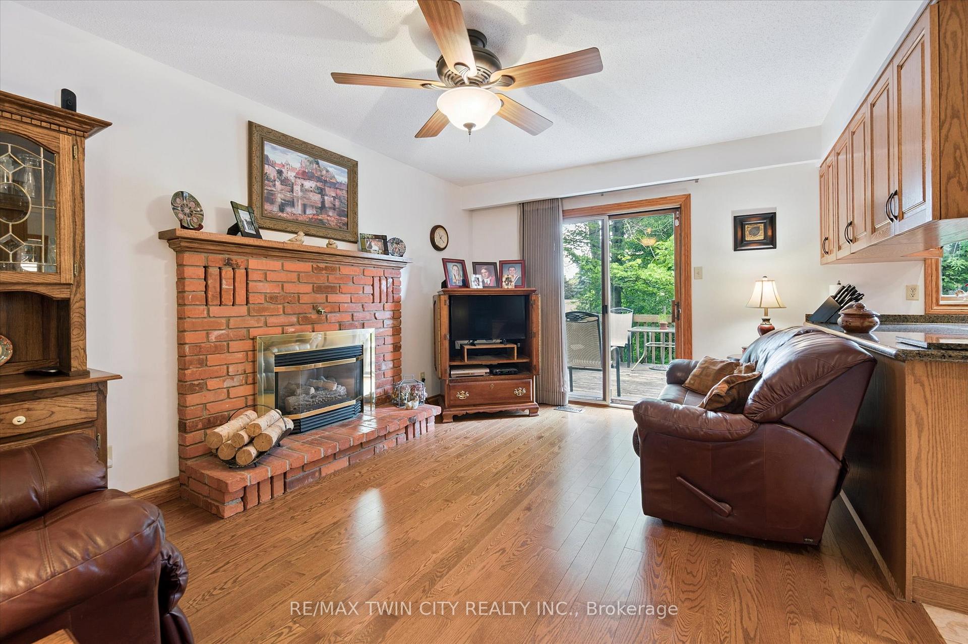 Photo 20 of 45 Applewood Crescent, Cambridge — HOMEH