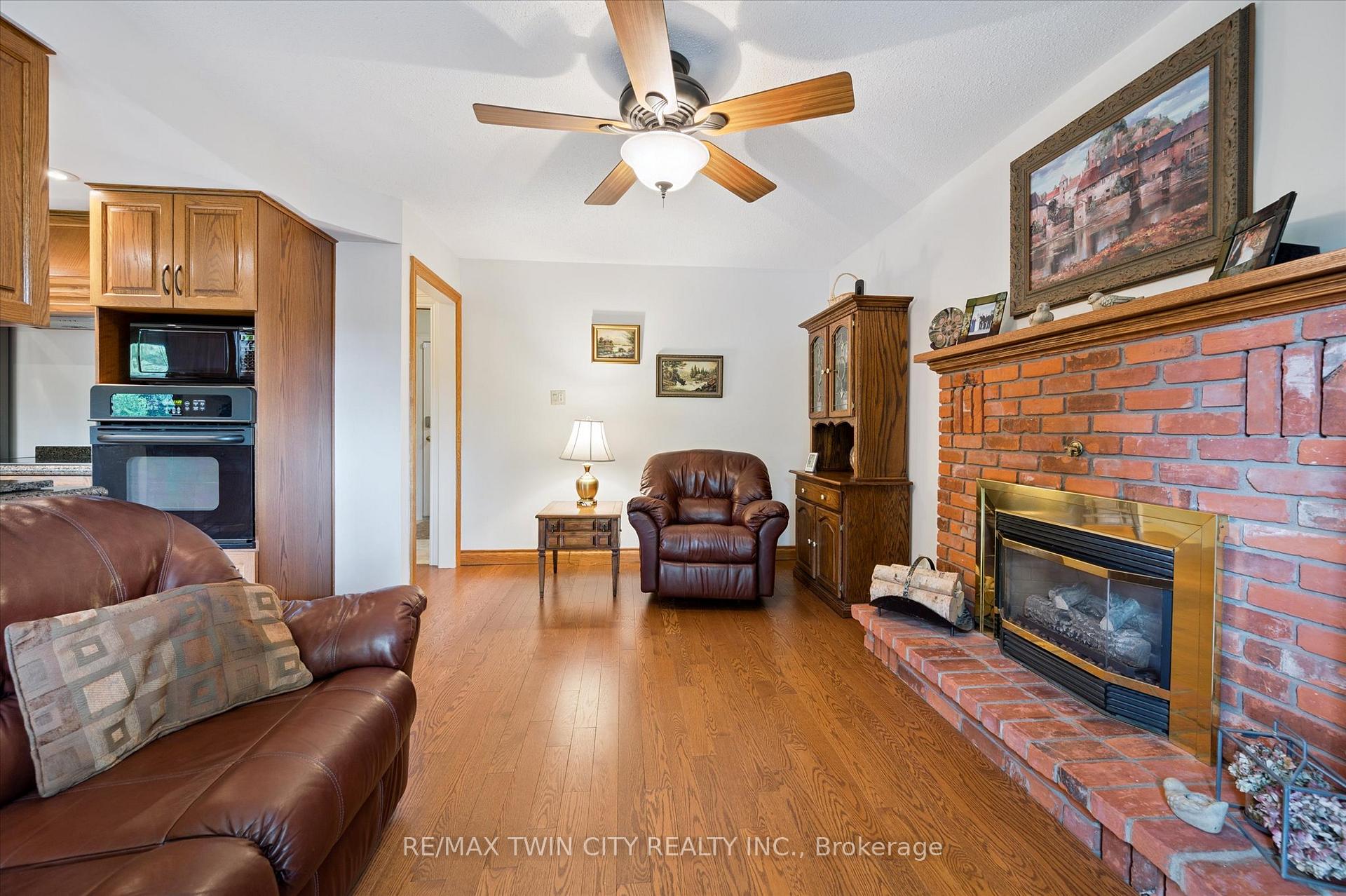 Photo 21 of 45 Applewood Crescent, Cambridge — HOMEH