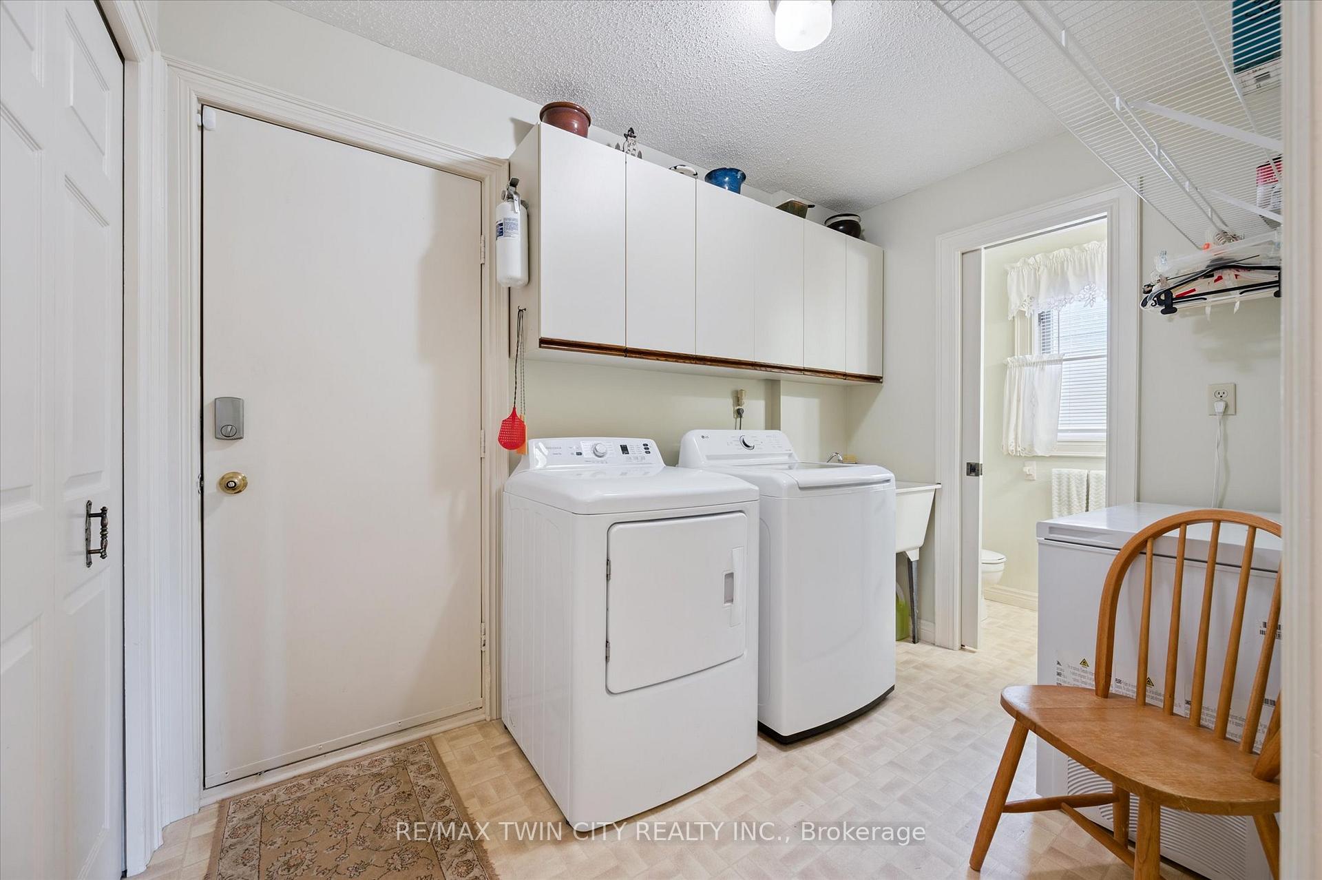 Photo 24 of 45 Applewood Crescent, Cambridge — HOMEH