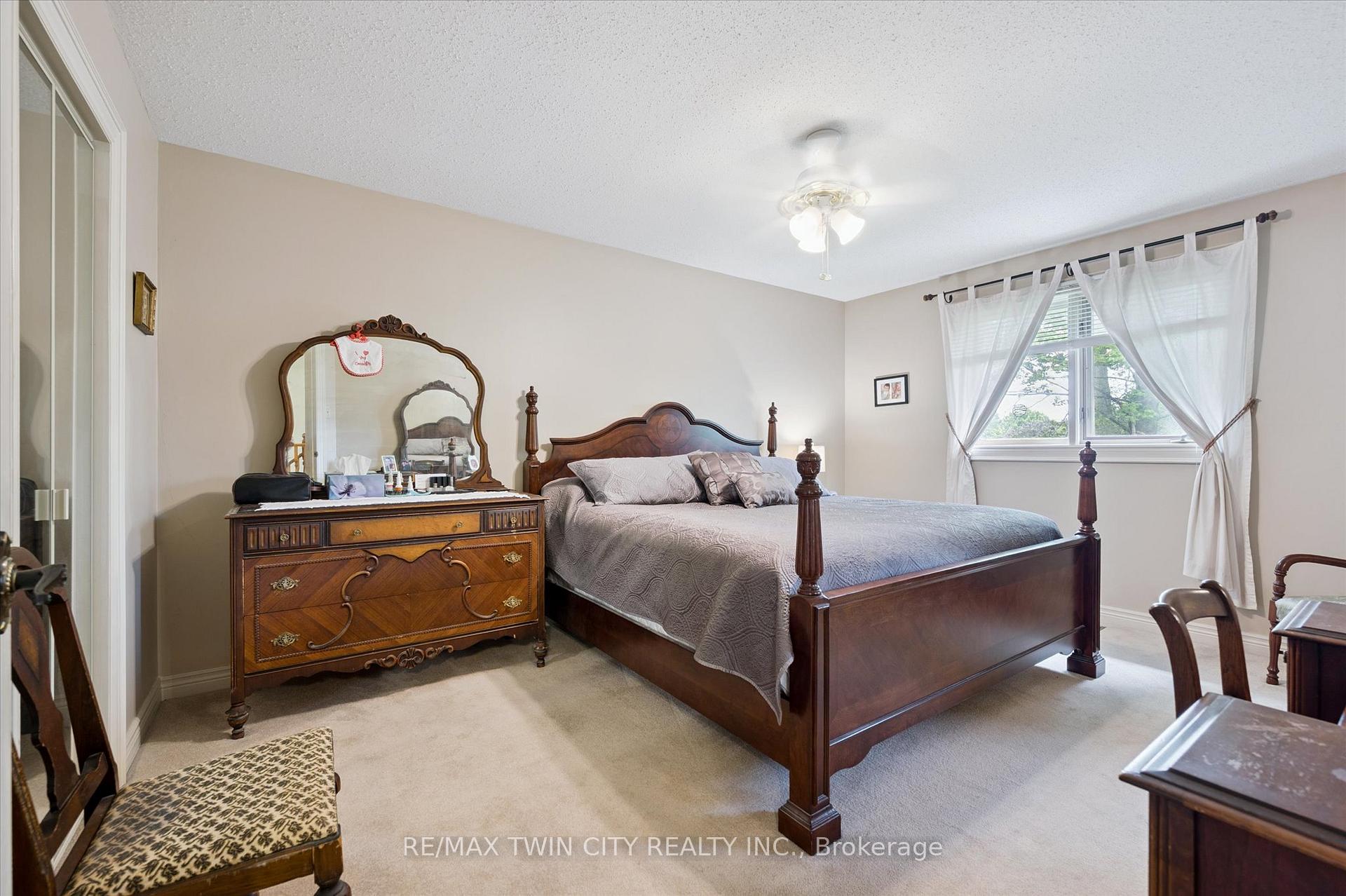 Photo 23 of 45 Applewood Crescent, Cambridge — HOMEH