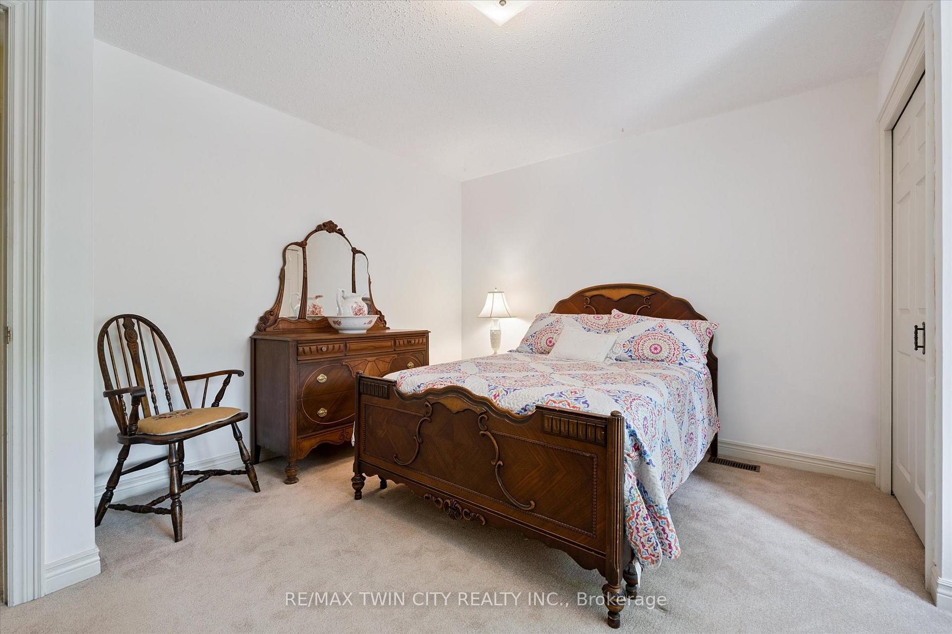 Photo 29 of 45 Applewood Crescent, Cambridge — HOMEH
