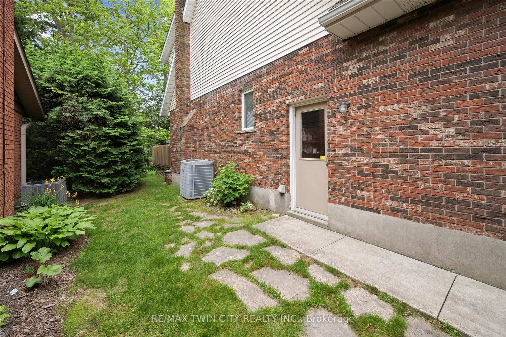 Photo 49 of 45 Applewood Crescent, Cambridge — HOMEH