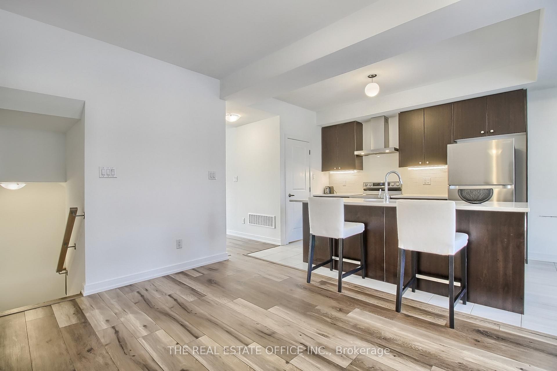 Photo 3 of 40 Blue Forest Crescent, Barrie, Innis-Shore — HOMEH