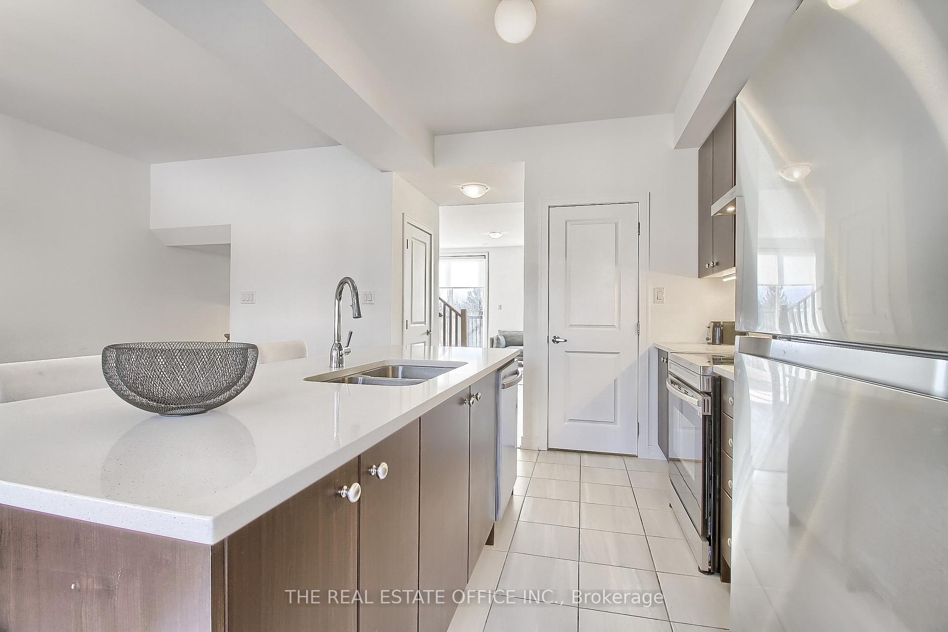 Photo 5 of 40 Blue Forest Crescent, Barrie, Innis-Shore — HOMEH