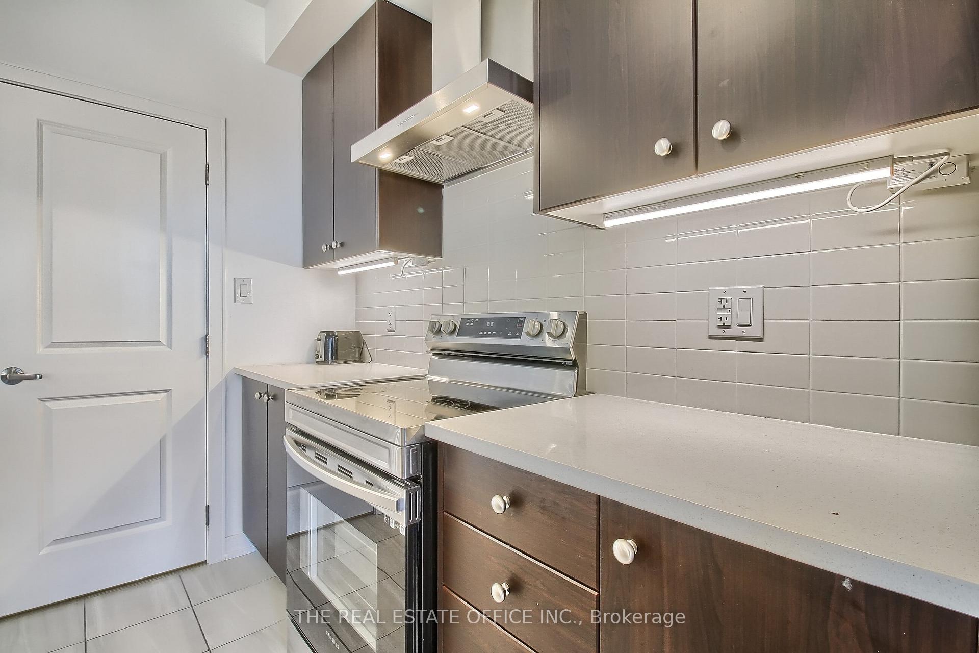 Photo 4 of 40 Blue Forest Crescent, Barrie, Innis-Shore — HOMEH