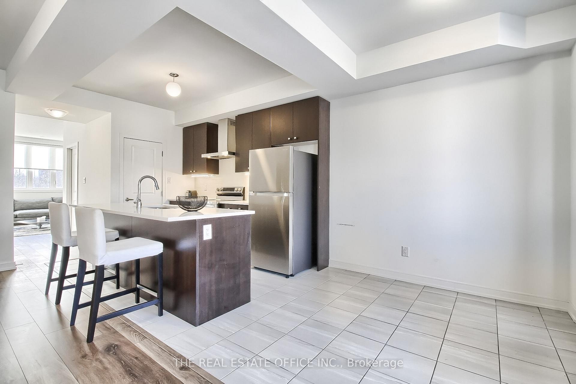 Photo 8 of 40 Blue Forest Crescent, Barrie, Innis-Shore — HOMEH