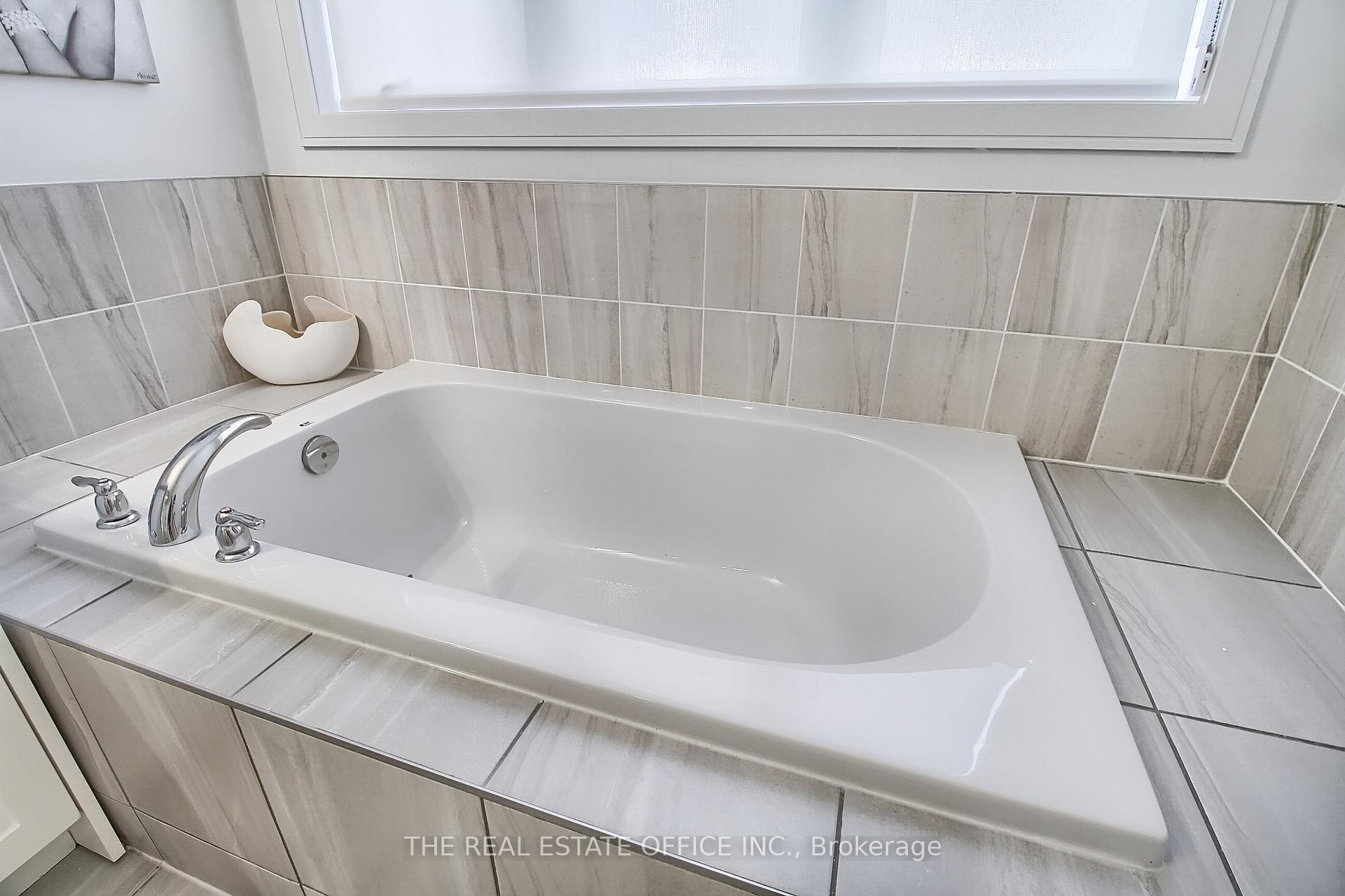 Photo 26 of 40 Blue Forest Crescent, Barrie, Innis-Shore — HOMEH