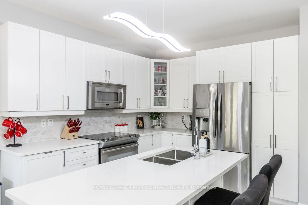 Photo 4 of 60 Westminster Circle, Barrie, Innis-Shore — HOMEH