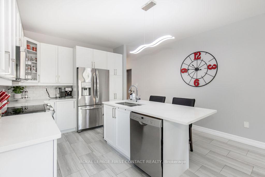 Photo 5 of 60 Westminster Circle, Barrie, Innis-Shore — HOMEH