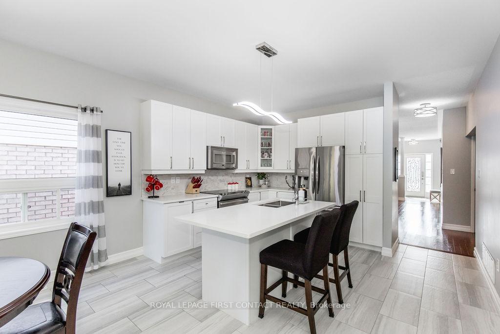 Photo 7 of 60 Westminster Circle, Barrie, Innis-Shore — HOMEH
