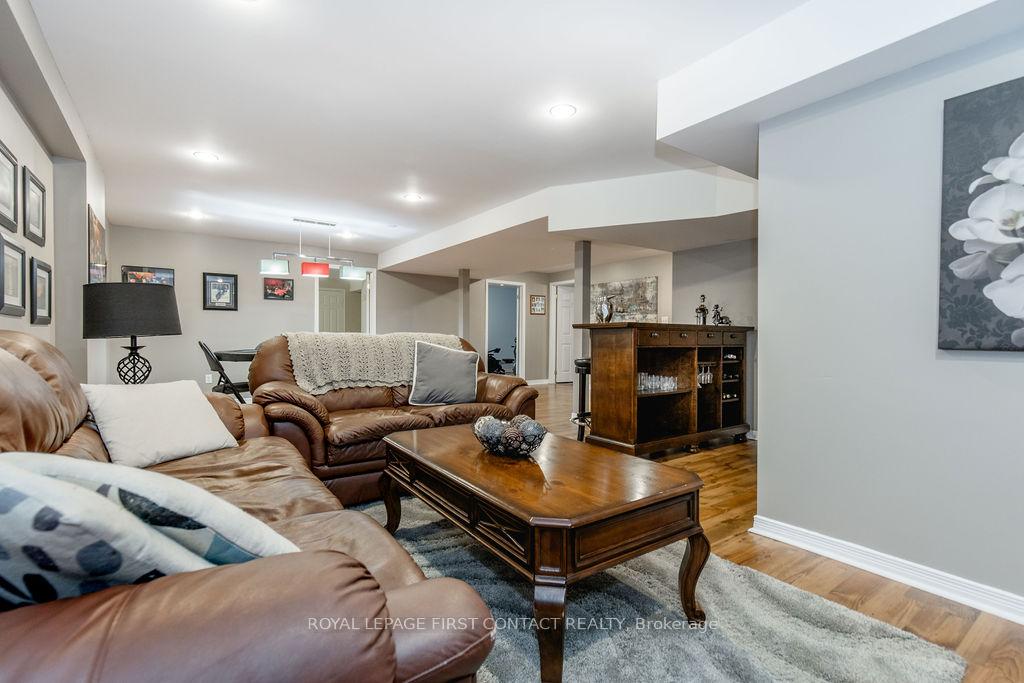 Photo 32 of 60 Westminster Circle, Barrie, Innis-Shore — HOMEH