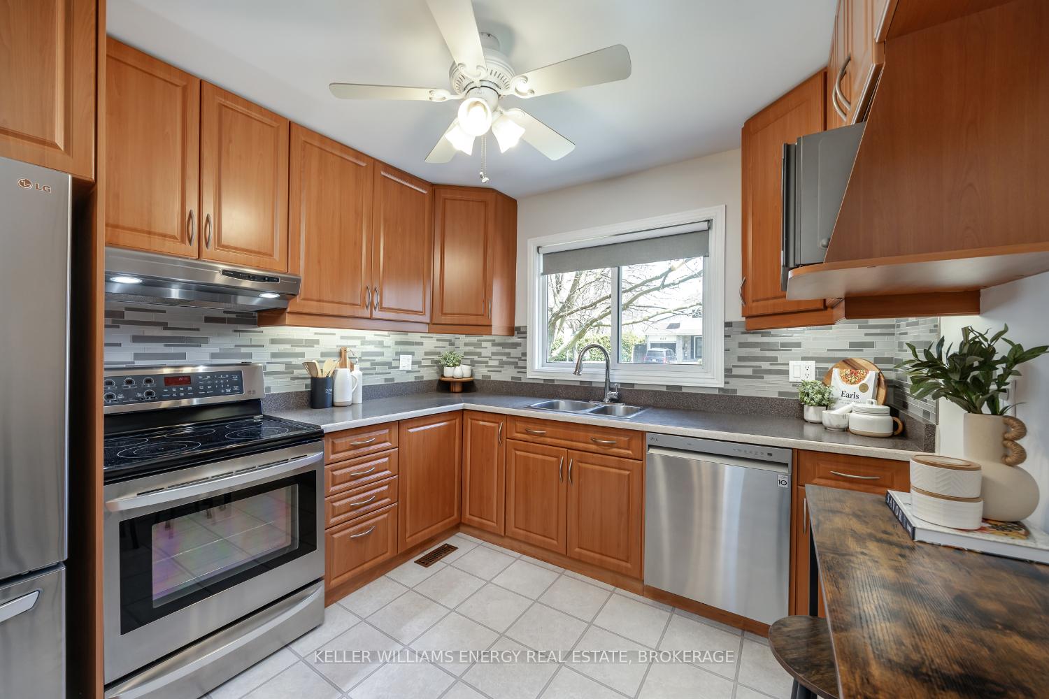 Photo 3 of 820 Finley Avenue, Ajax, South West — HOMEH
