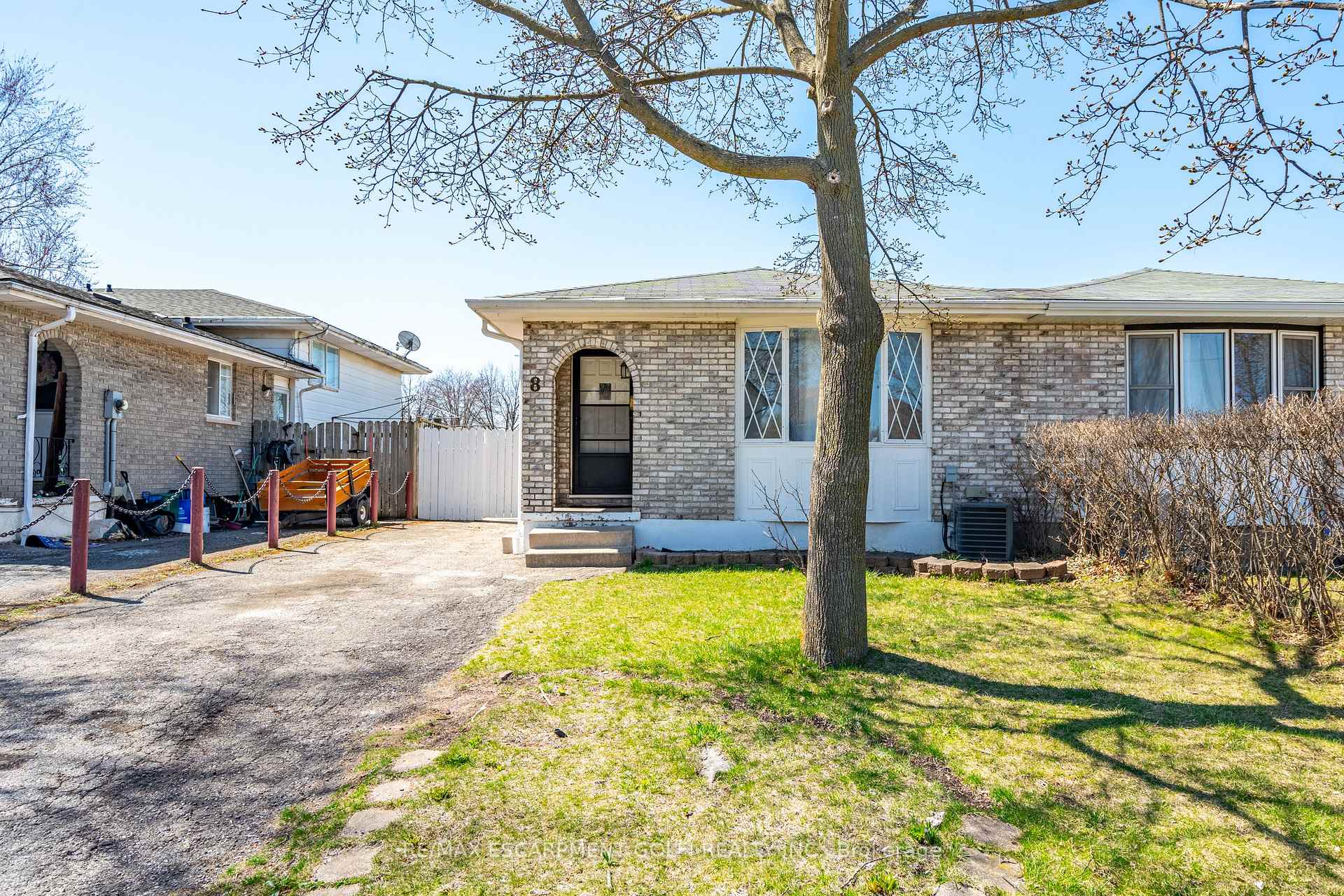 Photo 1 of 8 Canterbury Drive, St. Catharines, Oakdale — HOMEH