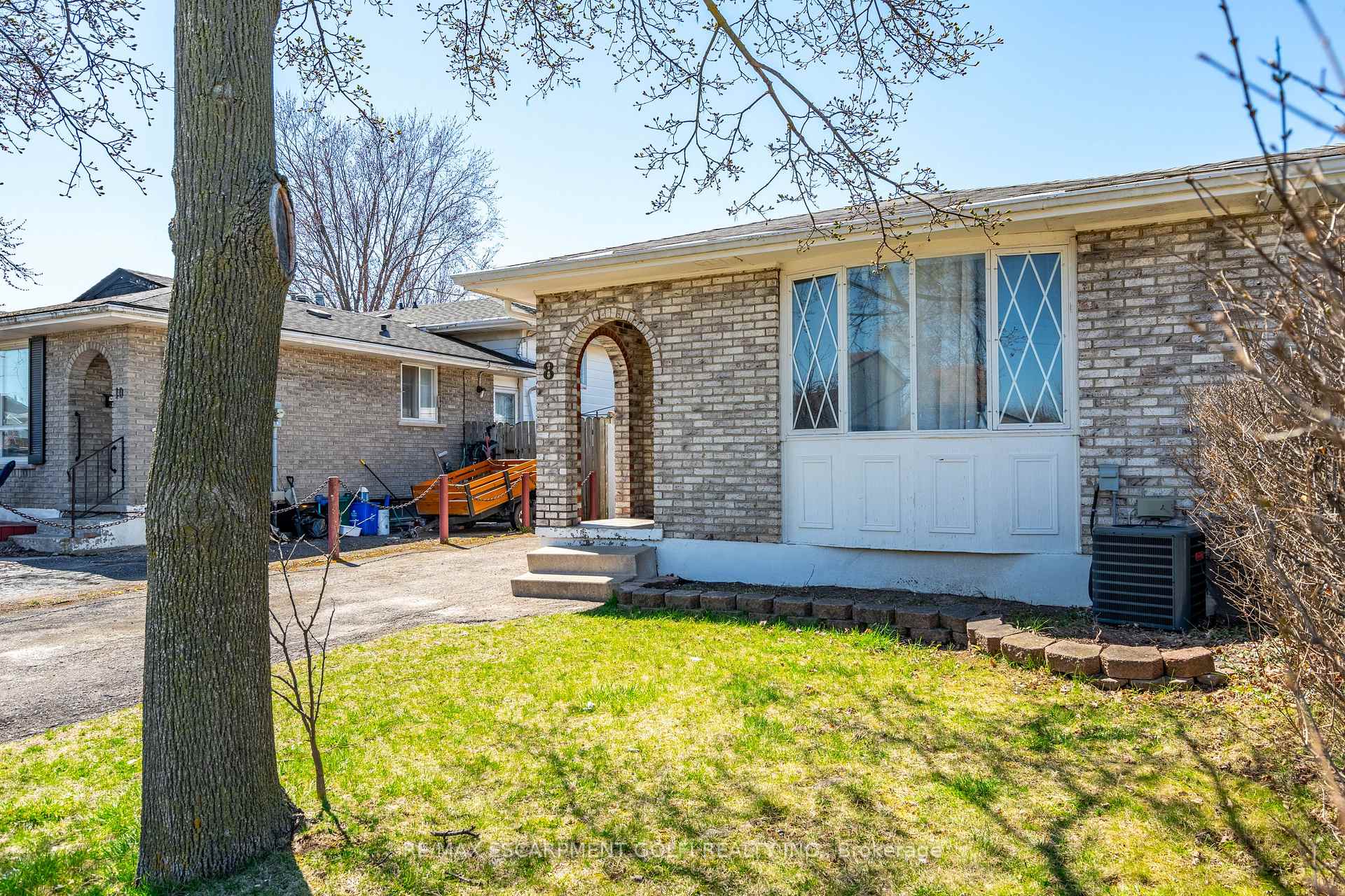 Photo 2 of 8 Canterbury Drive, St. Catharines, Oakdale — HOMEH