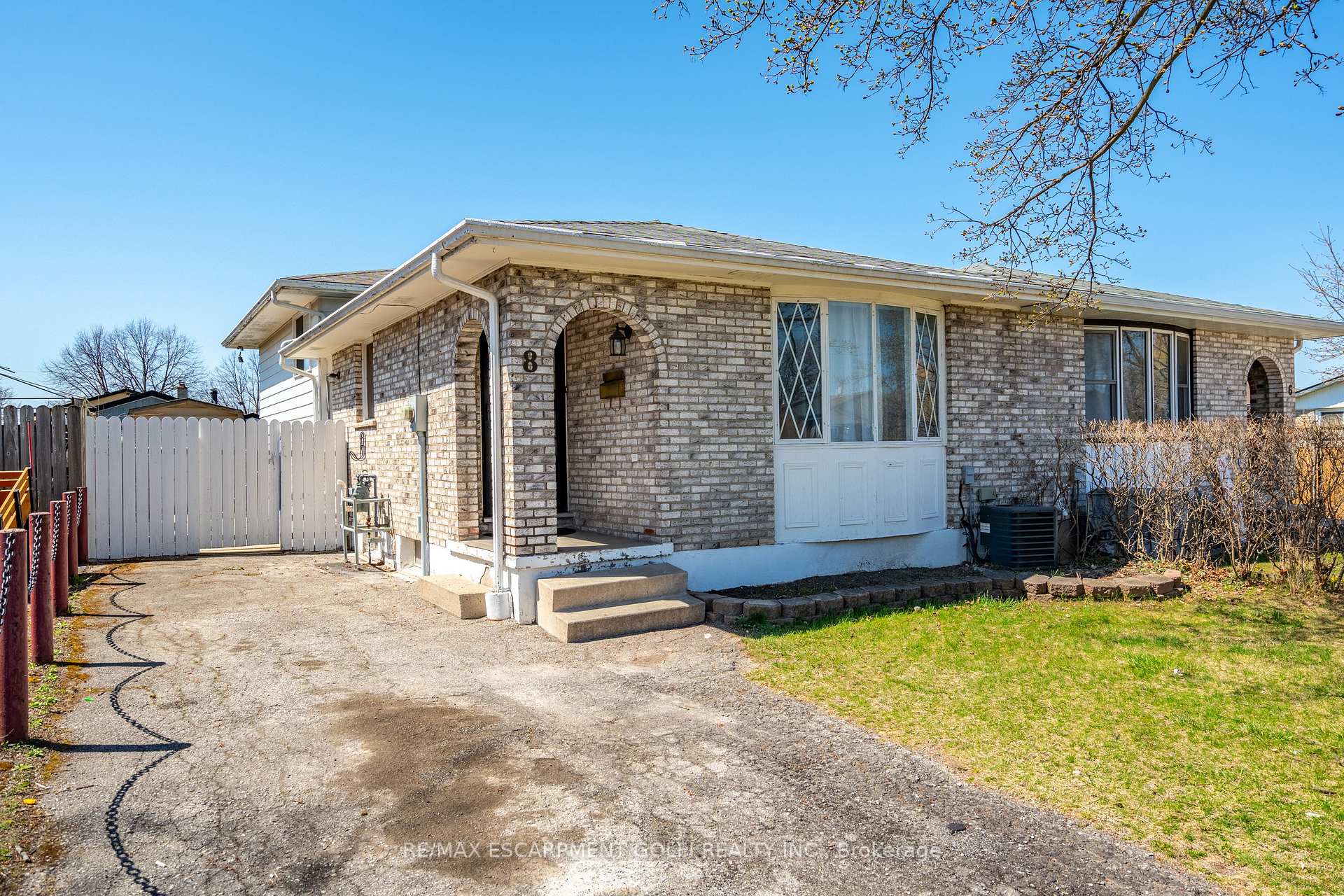 Photo 3 of 8 Canterbury Drive, St. Catharines, Oakdale — HOMEH