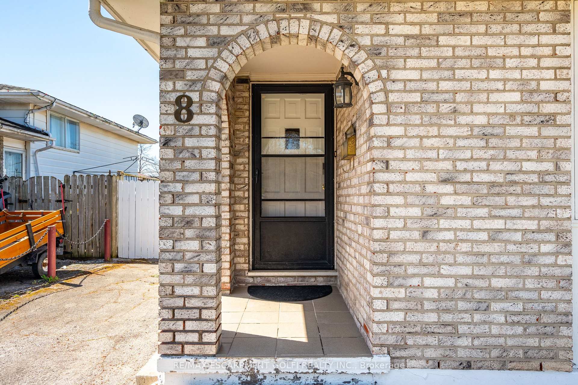 Photo 4 of 8 Canterbury Drive, St. Catharines, Oakdale — HOMEH