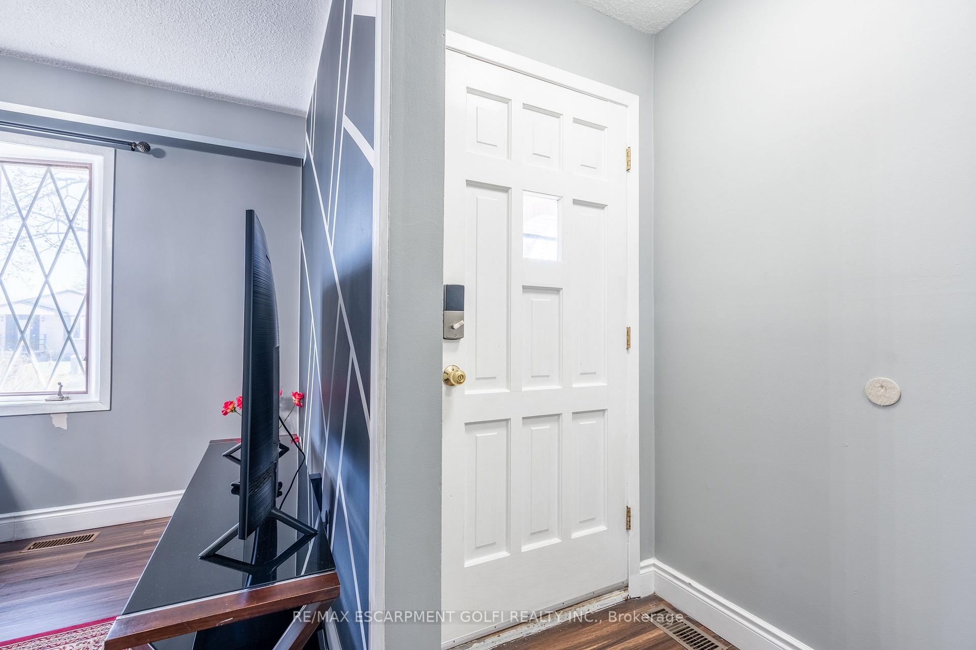Photo 5 of 8 Canterbury Drive, St. Catharines, Oakdale — HOMEH