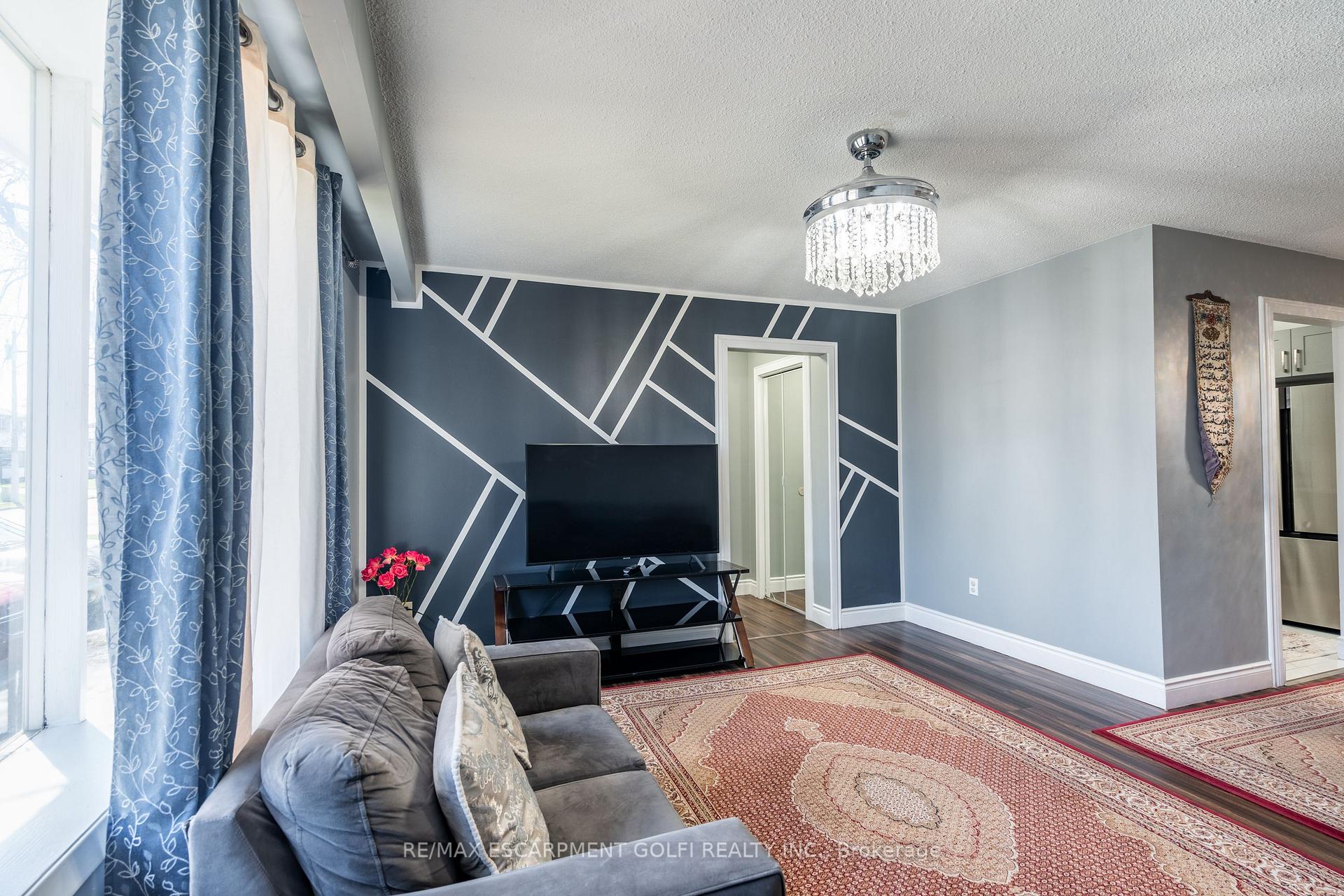 Photo 7 of 8 Canterbury Drive, St. Catharines, Oakdale — HOMEH