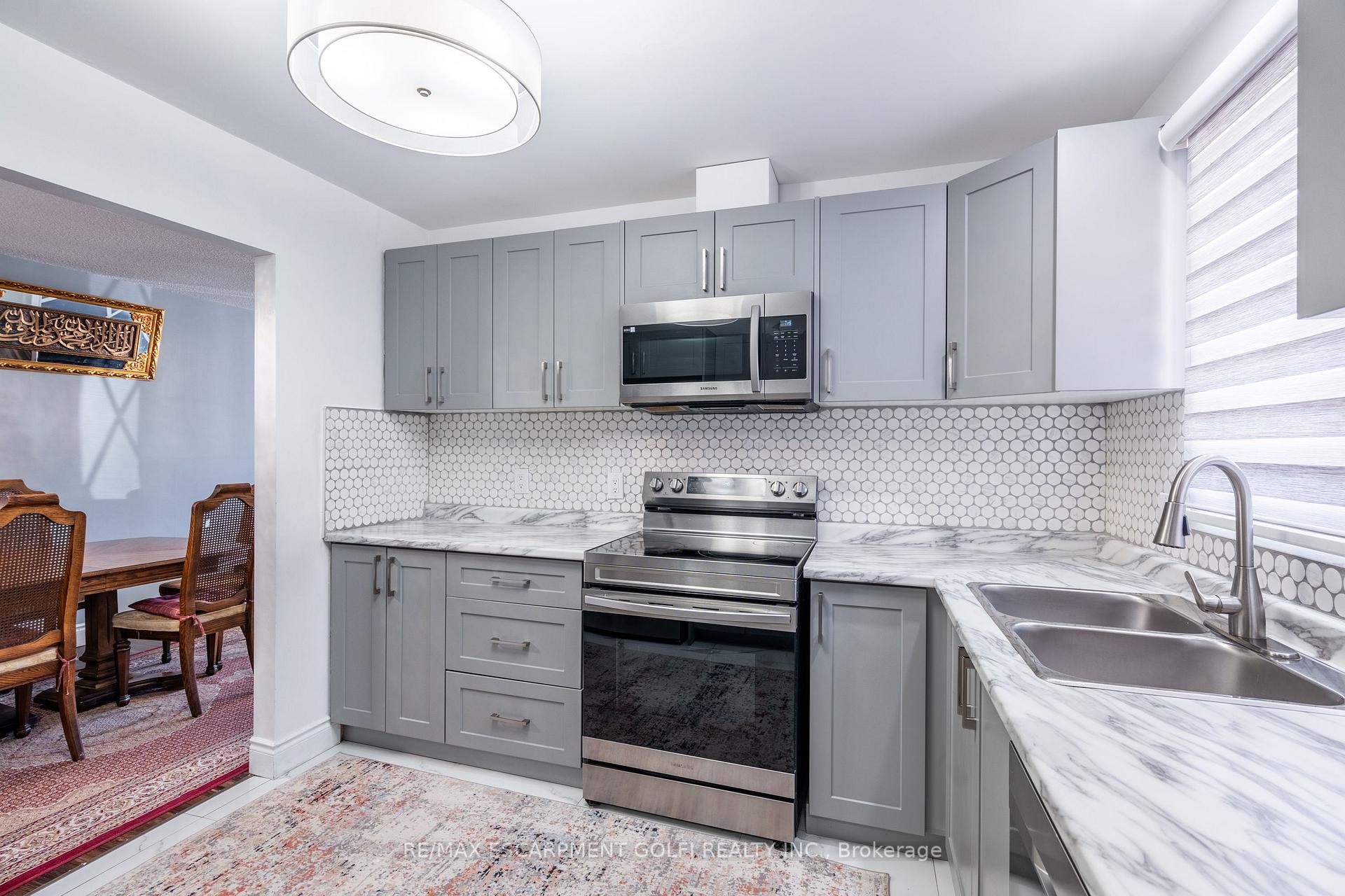 Photo 12 of 8 Canterbury Drive, St. Catharines, Oakdale — HOMEH