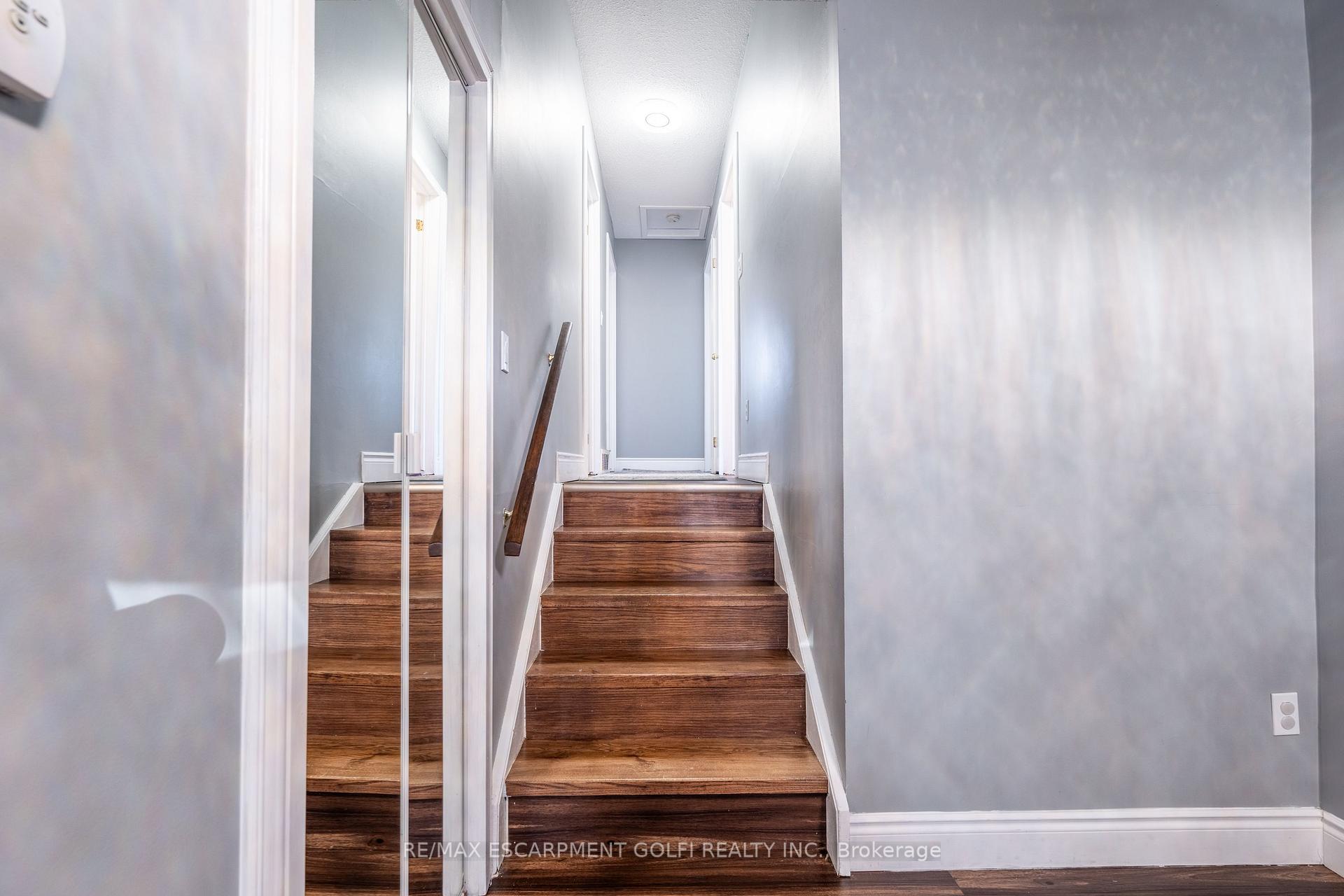 Photo 14 of 8 Canterbury Drive, St. Catharines, Oakdale — HOMEH