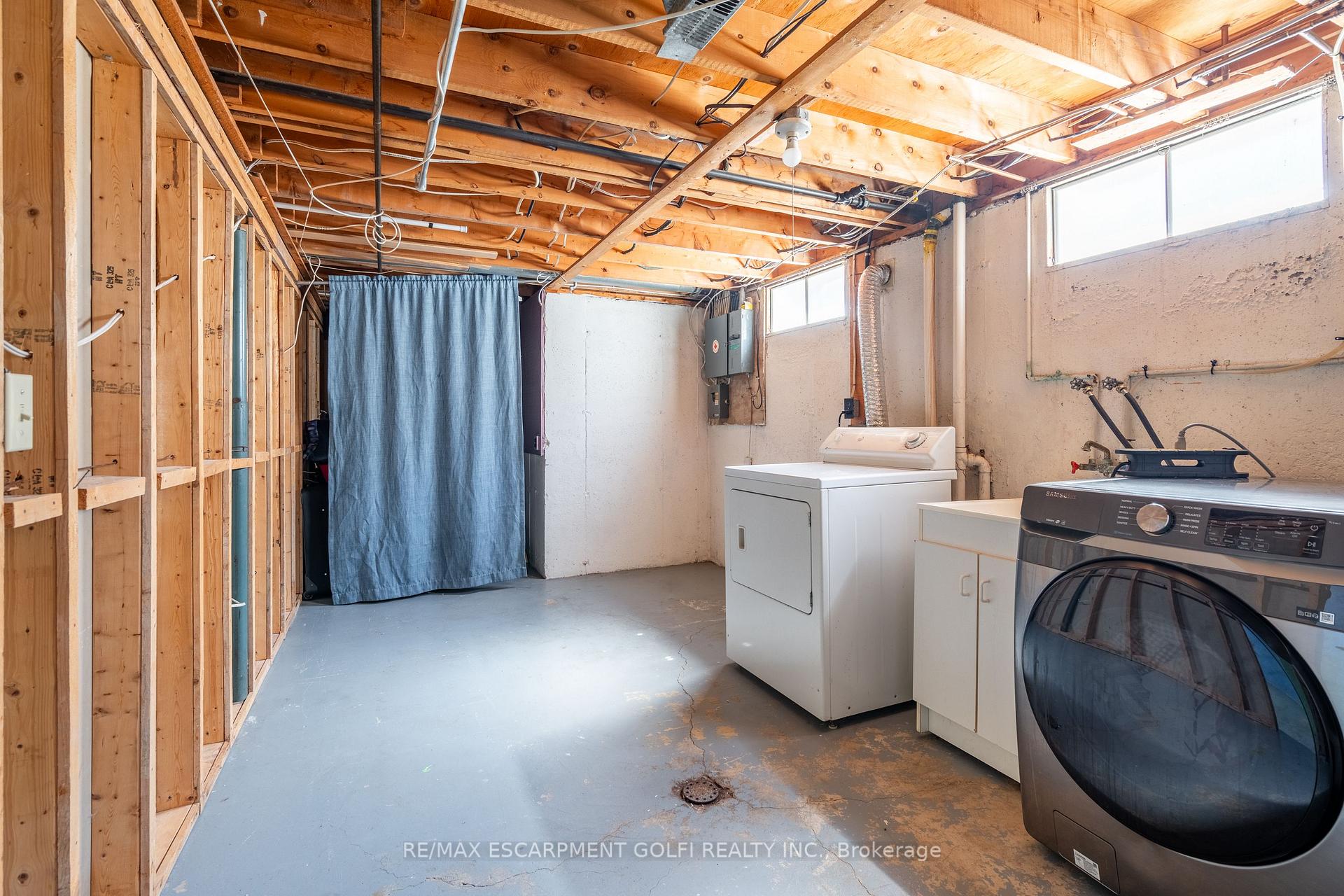 Photo 31 of 8 Canterbury Drive, St. Catharines, Oakdale — HOMEH