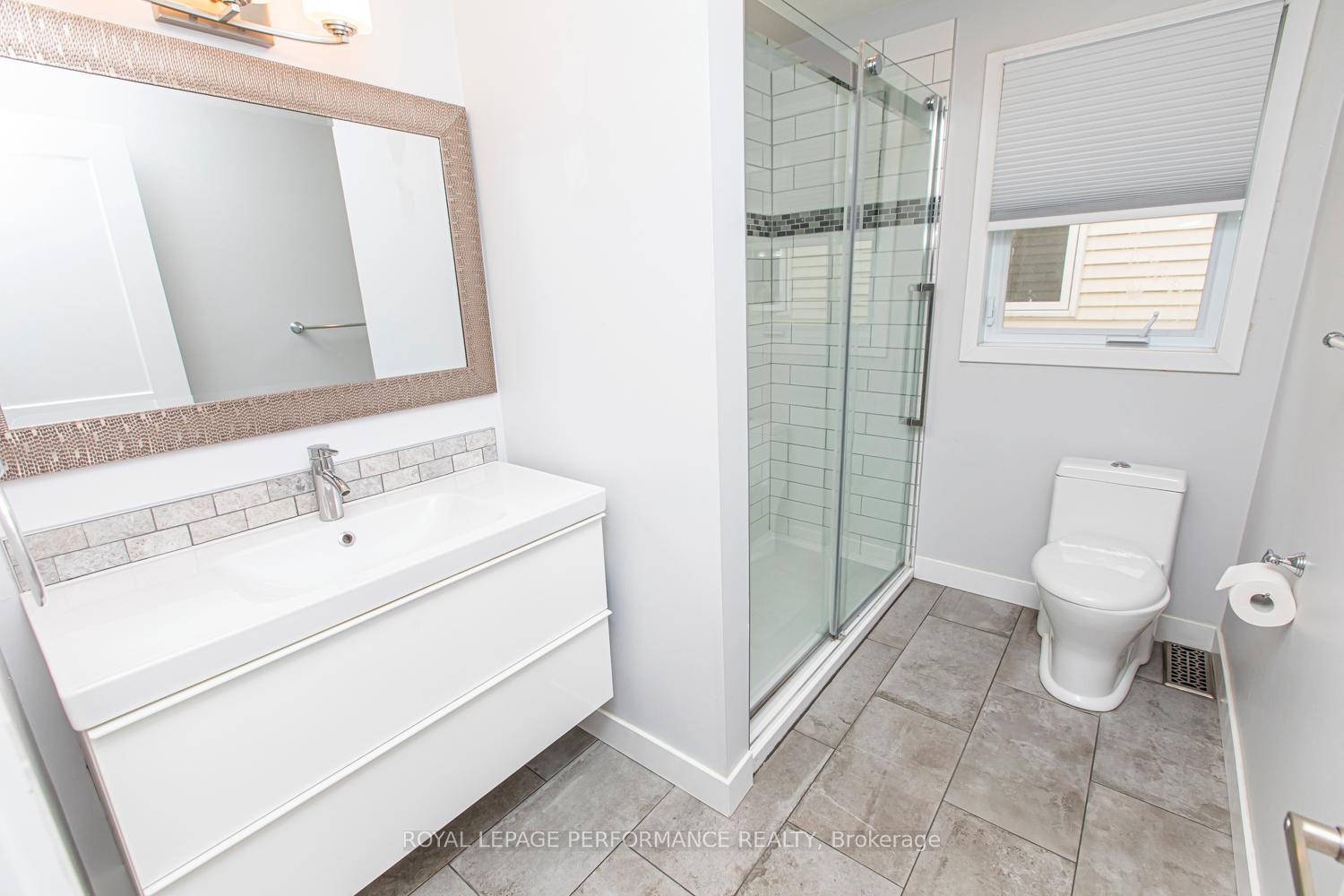 Photo 18 of 84 Lockhart Avenue N, Ottawa, Woodroffe — HOMEH