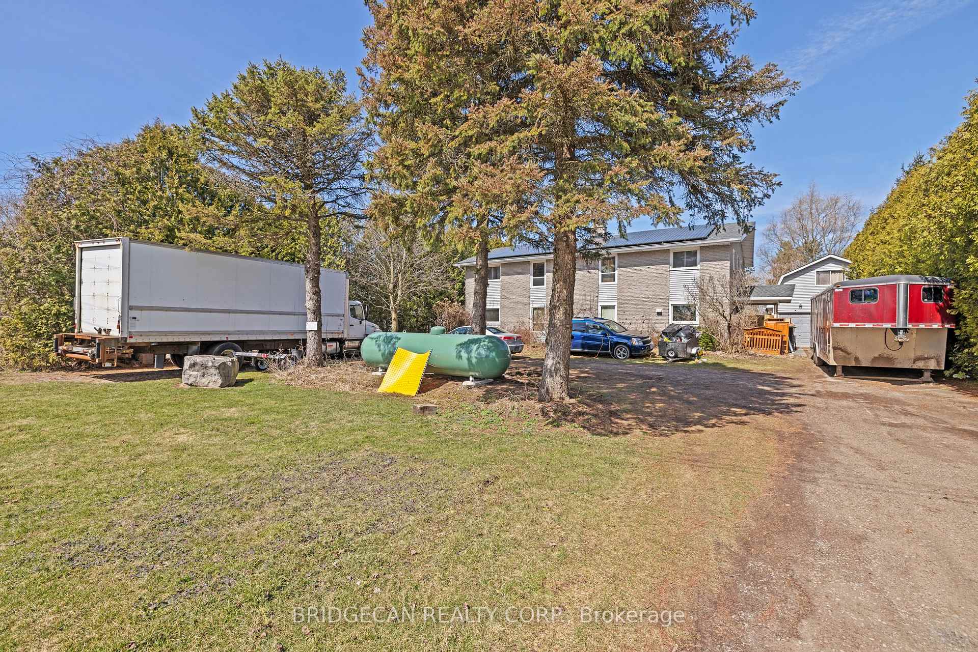 Front of 827 6th Concession Road W
