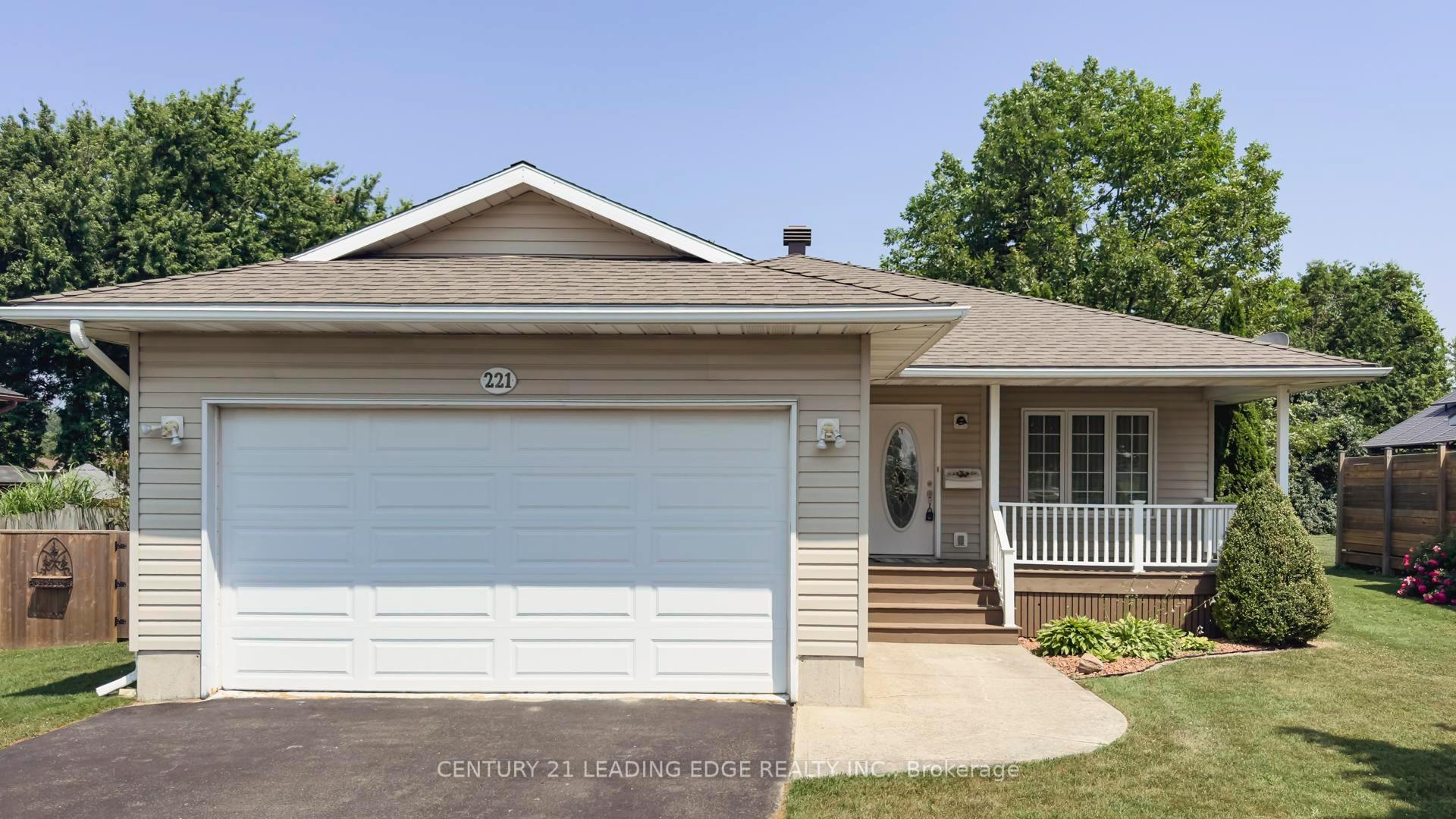 Photo 1 of 221 Suncoast Drive E, Goderich, Goderich (Town) — HOMEH