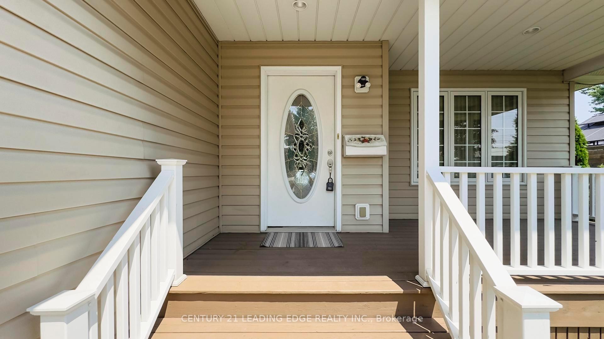 Photo 3 of 221 Suncoast Drive E, Goderich, Goderich (Town) — HOMEH