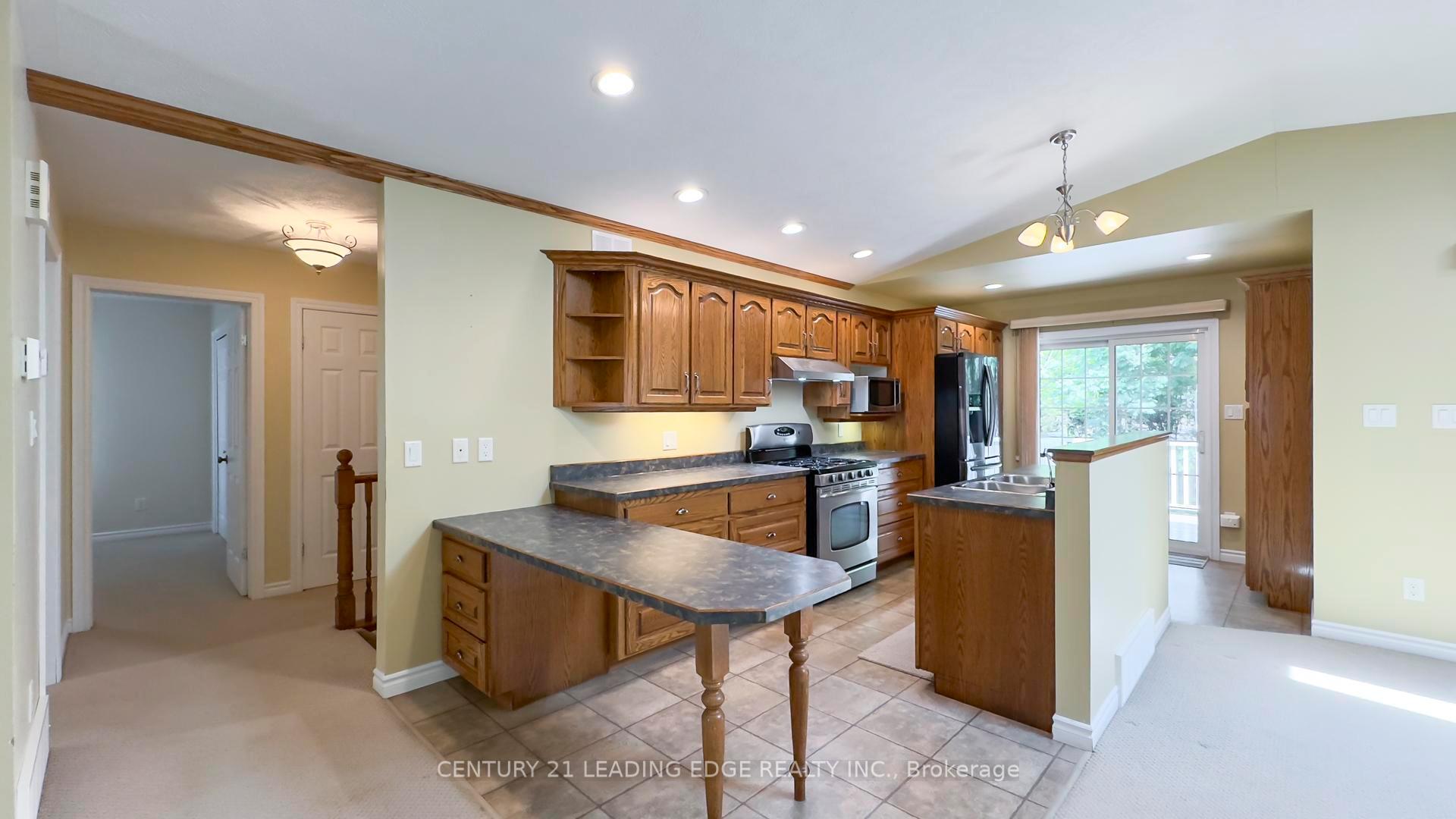 Photo 9 of 221 Suncoast Drive E, Goderich, Goderich (Town) — HOMEH