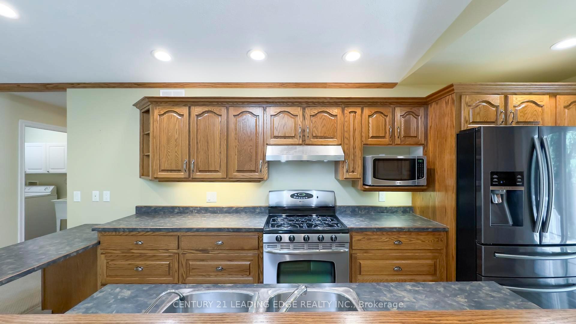 Photo 12 of 221 Suncoast Drive E, Goderich, Goderich (Town) — HOMEH