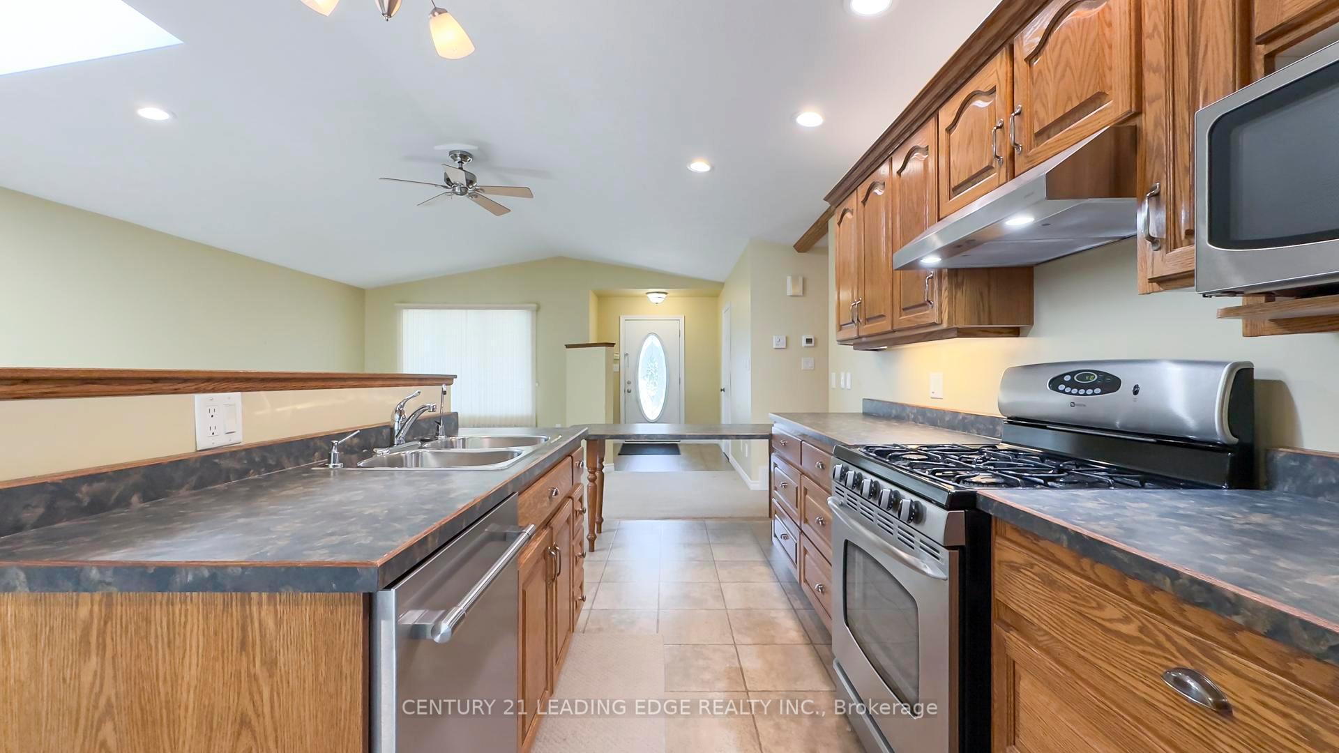 Photo 20 of 221 Suncoast Drive E, Goderich, Goderich (Town) — HOMEH