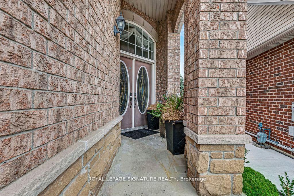 Photo 3 of 102 Pennyroyal Crescent, Brampton, Bramalea North Industrial — HOMEH
